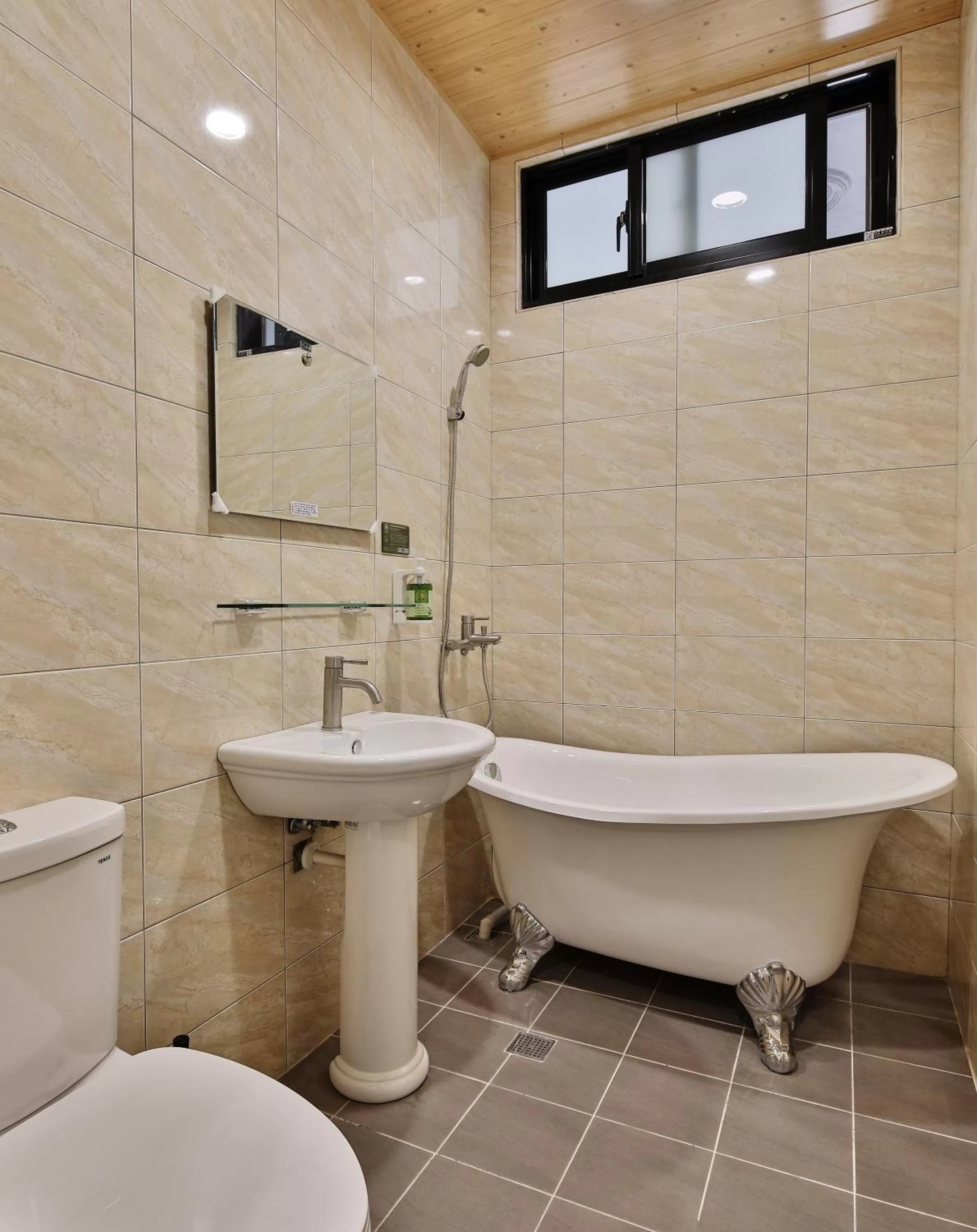 Bathroom in Full House of Happiness B&B