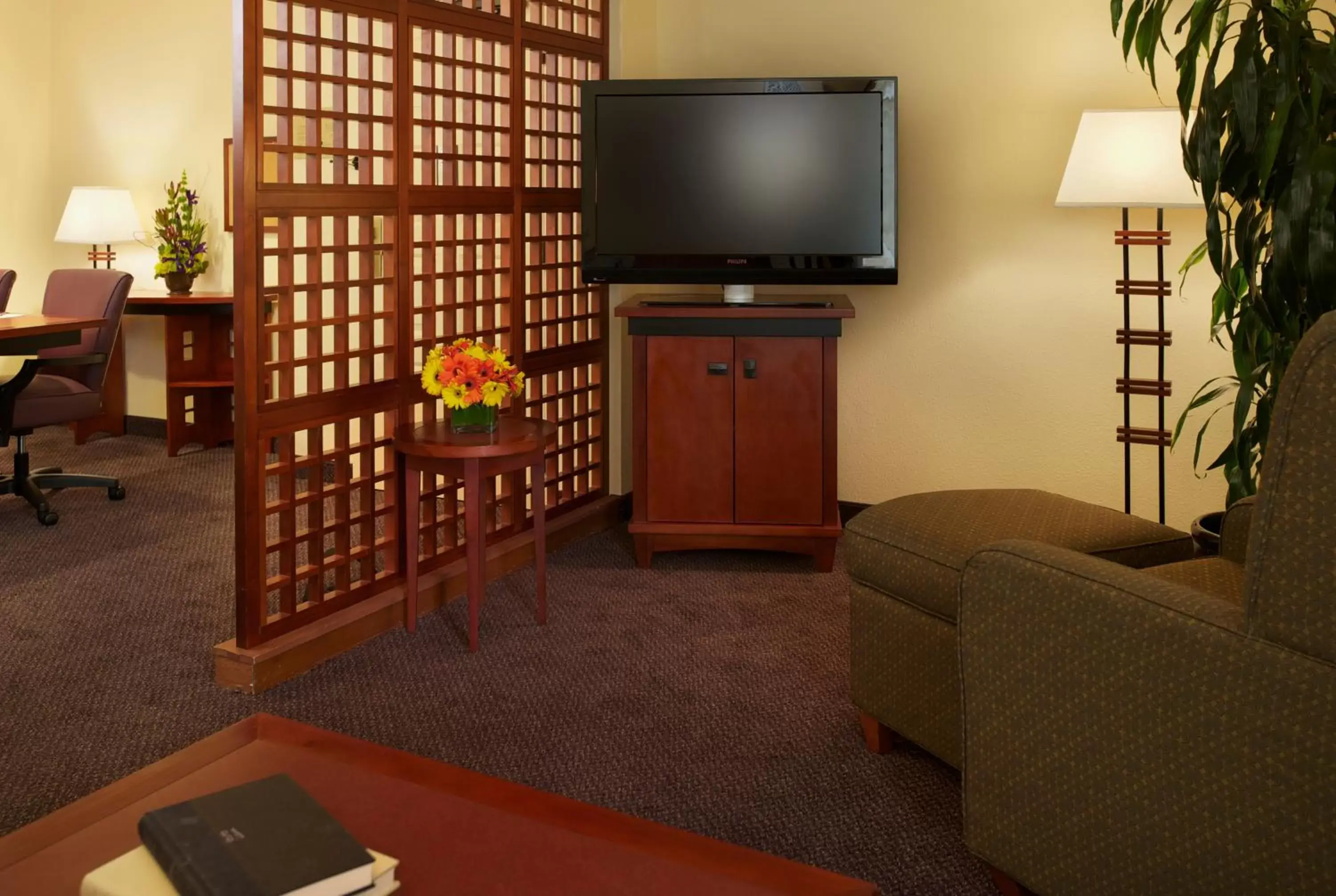 Living room, Lounge/Bar in Larkspur Landing Roseville-An All-Suite Hotel