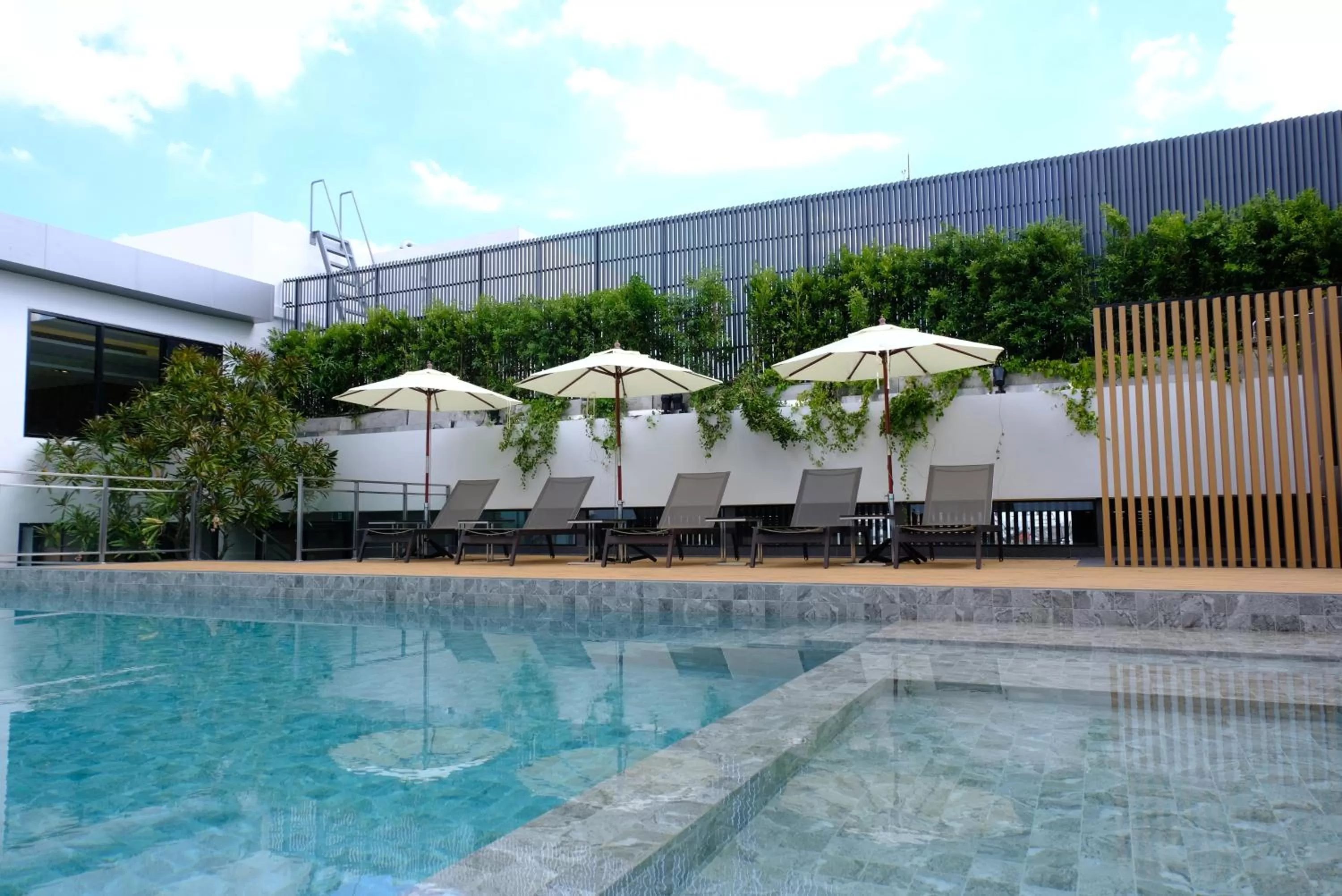 Swimming pool in Amanta Hotel & Residence Sathorn