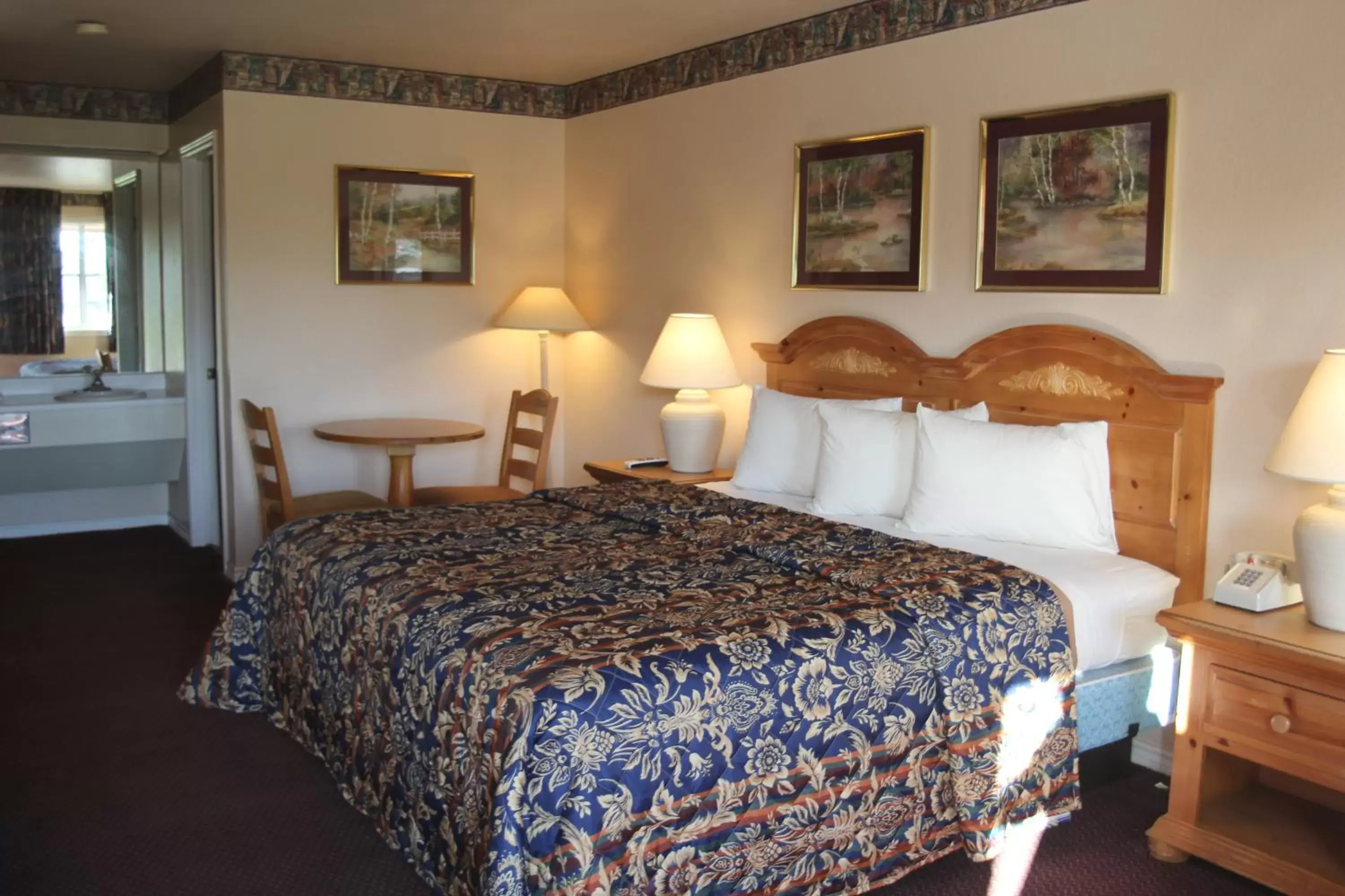 Photo of the whole room, Room Photo in Lakeside Inn & Suites