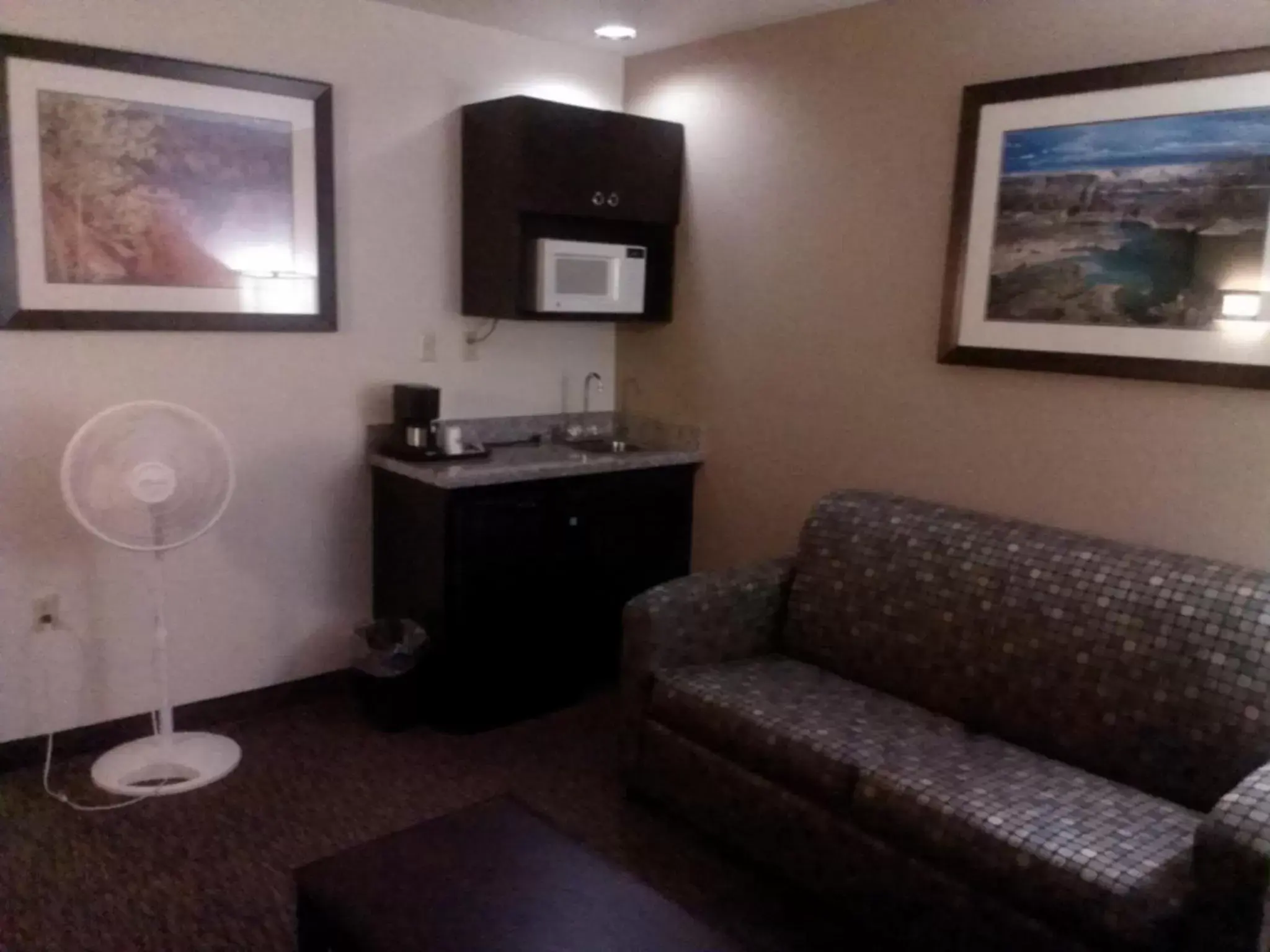 Seating area, TV/Entertainment Center in Days Inn & Suites by Wyndham Page Lake Powell
