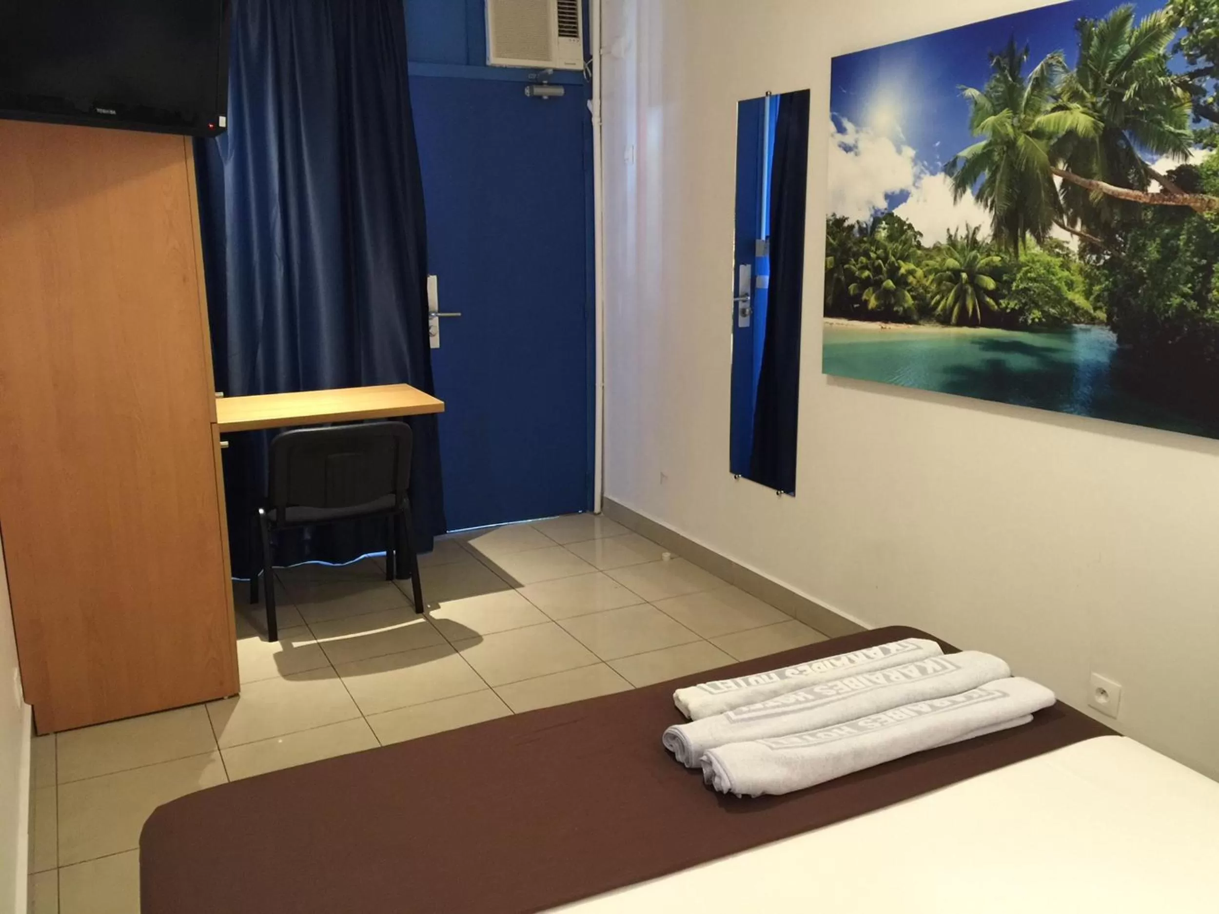 Photo of the whole room, Bed in Karaibes Hotel