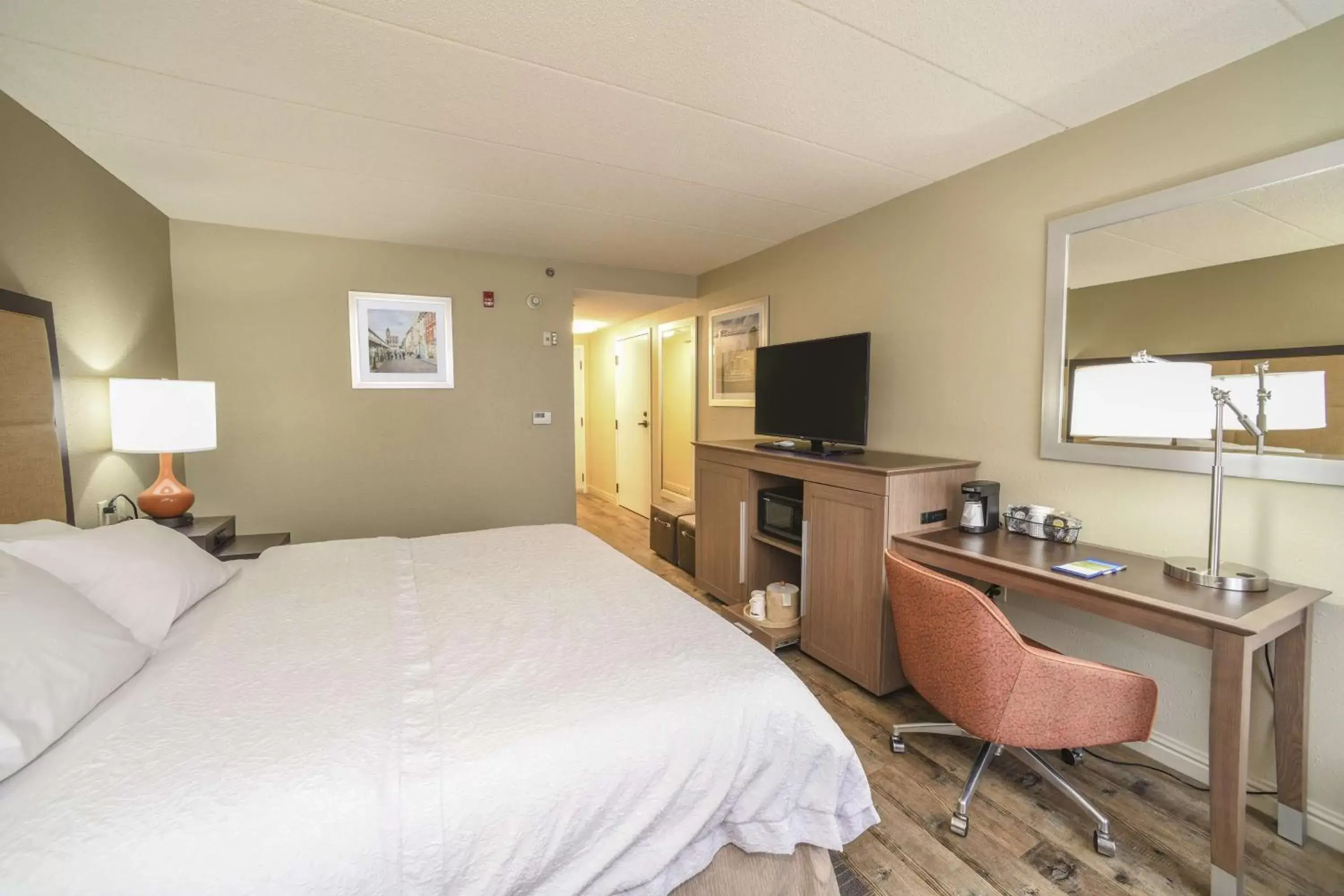 Bedroom, Bed in Hampton Inn Cincinnati Eastgate Bedroom, Bed in Hampton Inn Cincinnati Eastgate