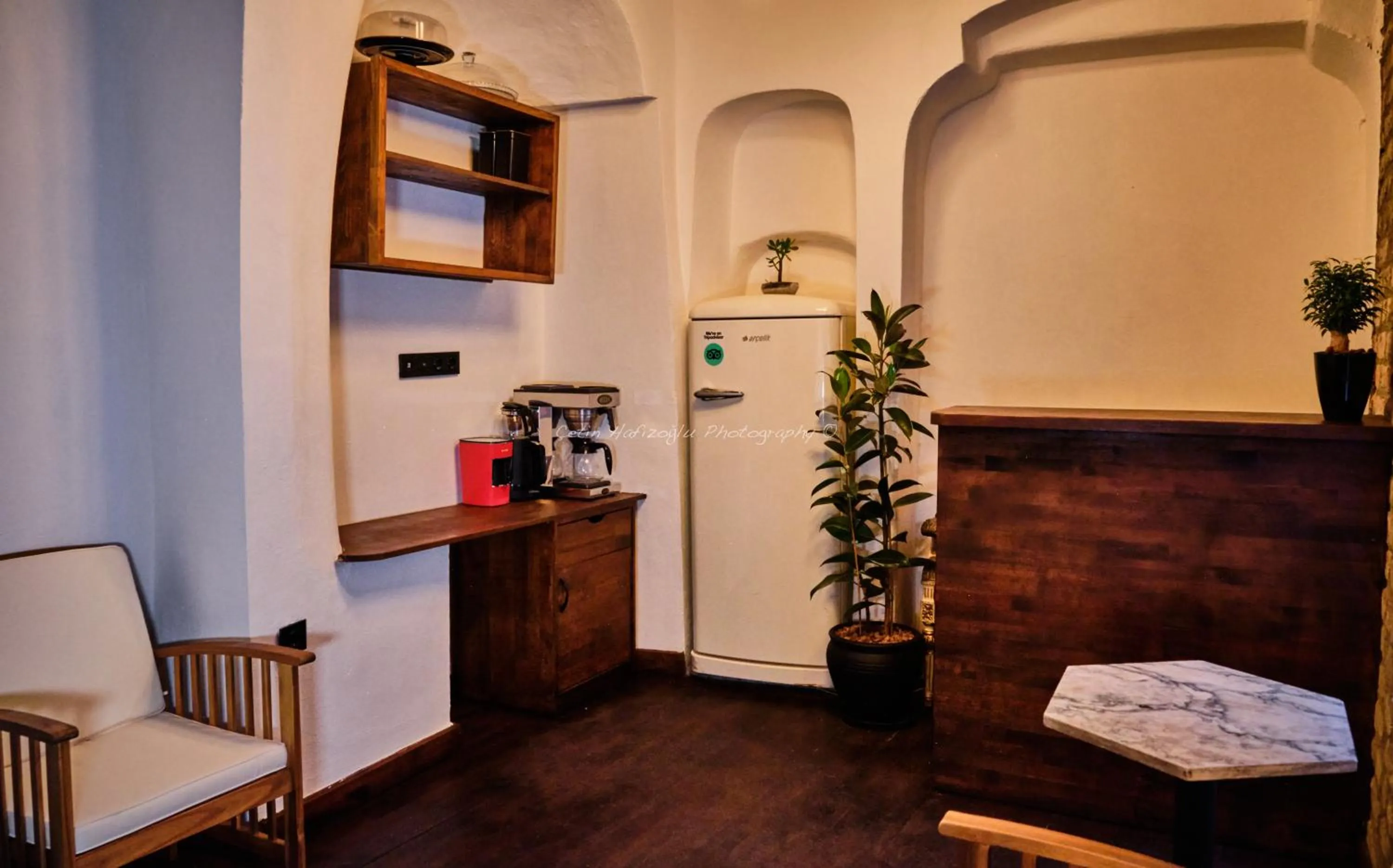 Coffee/tea facilities, Kitchen/Kitchenette in Roya Rooms