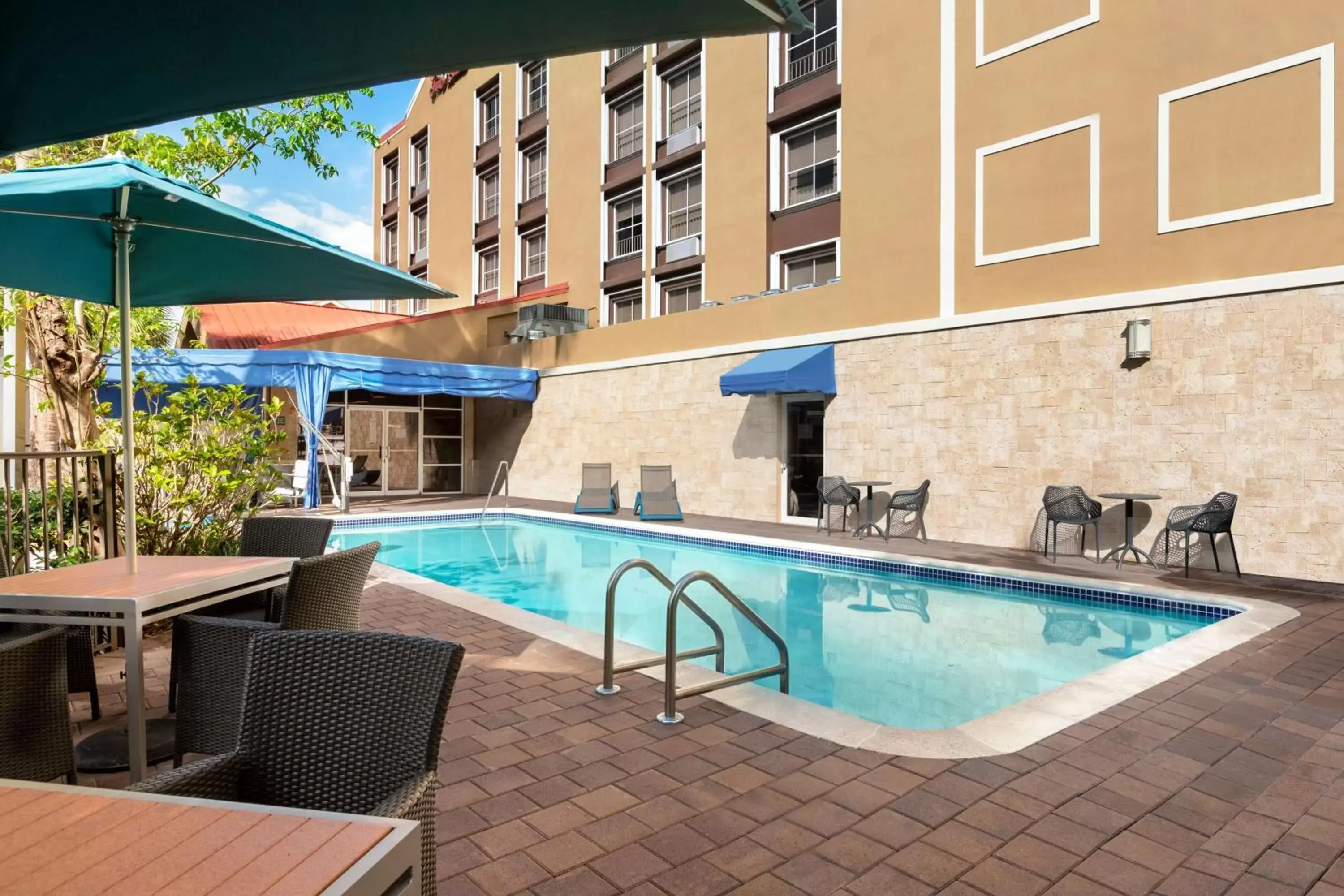Pool view, Swimming Pool in Hampton Inn & Suites Fort Lauderdale Airport