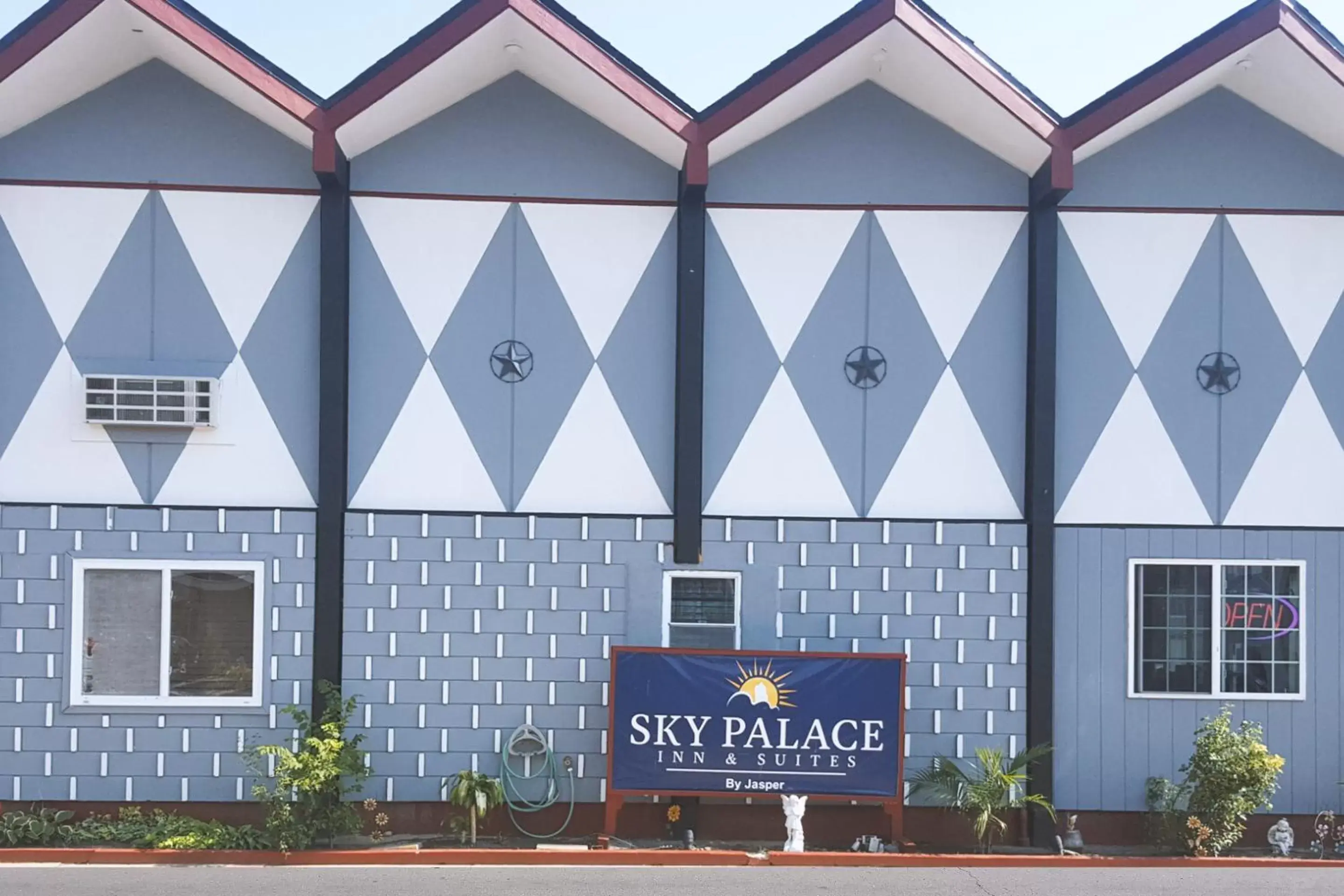 Property building in Sky-Palace Inn & Suites Hutchinson