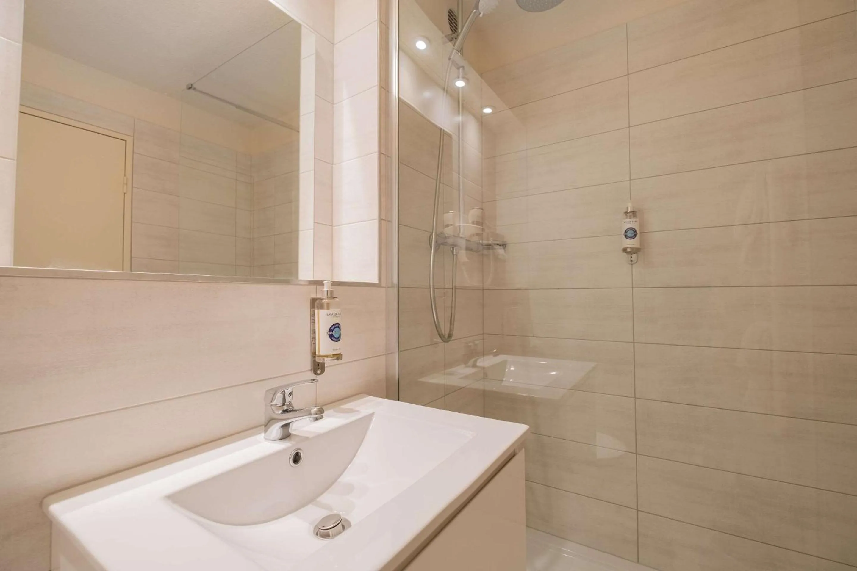 Bedroom in Comfort Hotel Lille L'Union