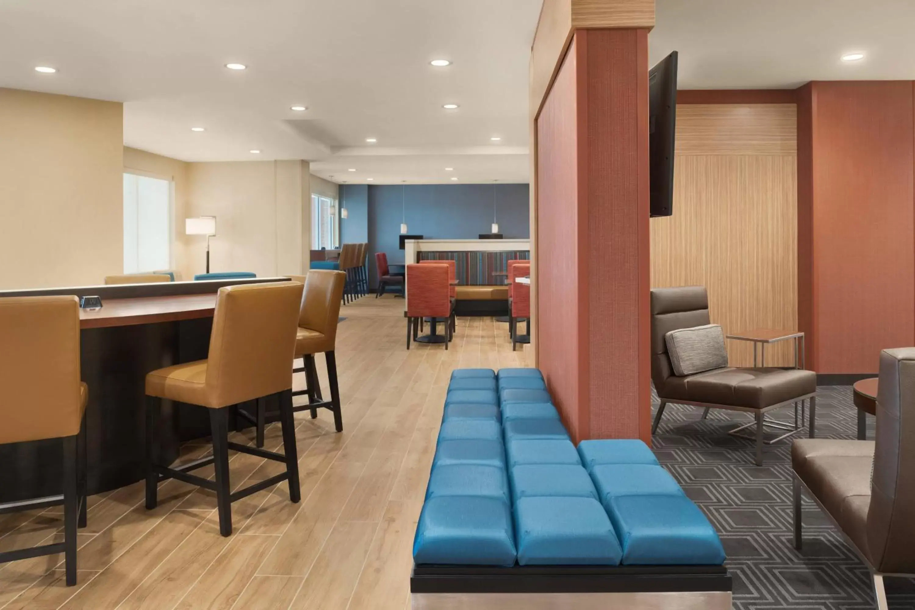 Lobby or reception, Restaurant/Places to Eat in TownePlace Suites by Marriott Dubuque Downtown