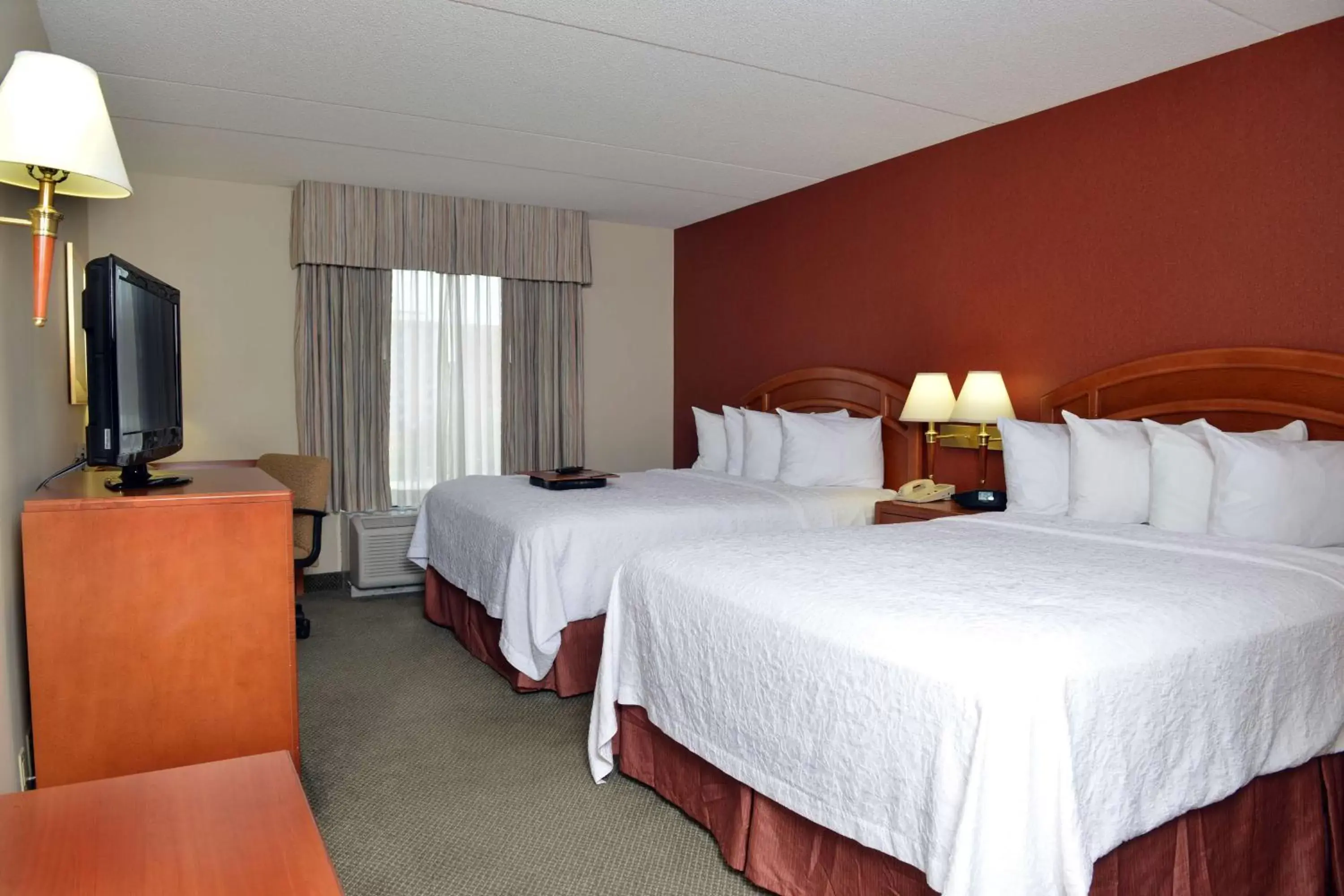 Bathroom, Bed in Hampton Inn & Suites by Hilton Windsor