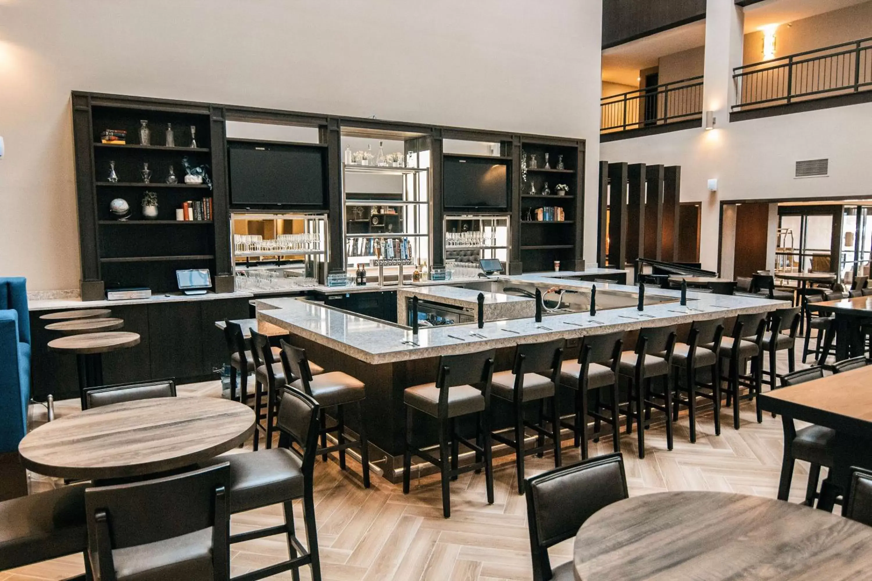 Lounge or bar, Restaurant/Places to Eat in Doubletree By Hilton Lubbock - University Area