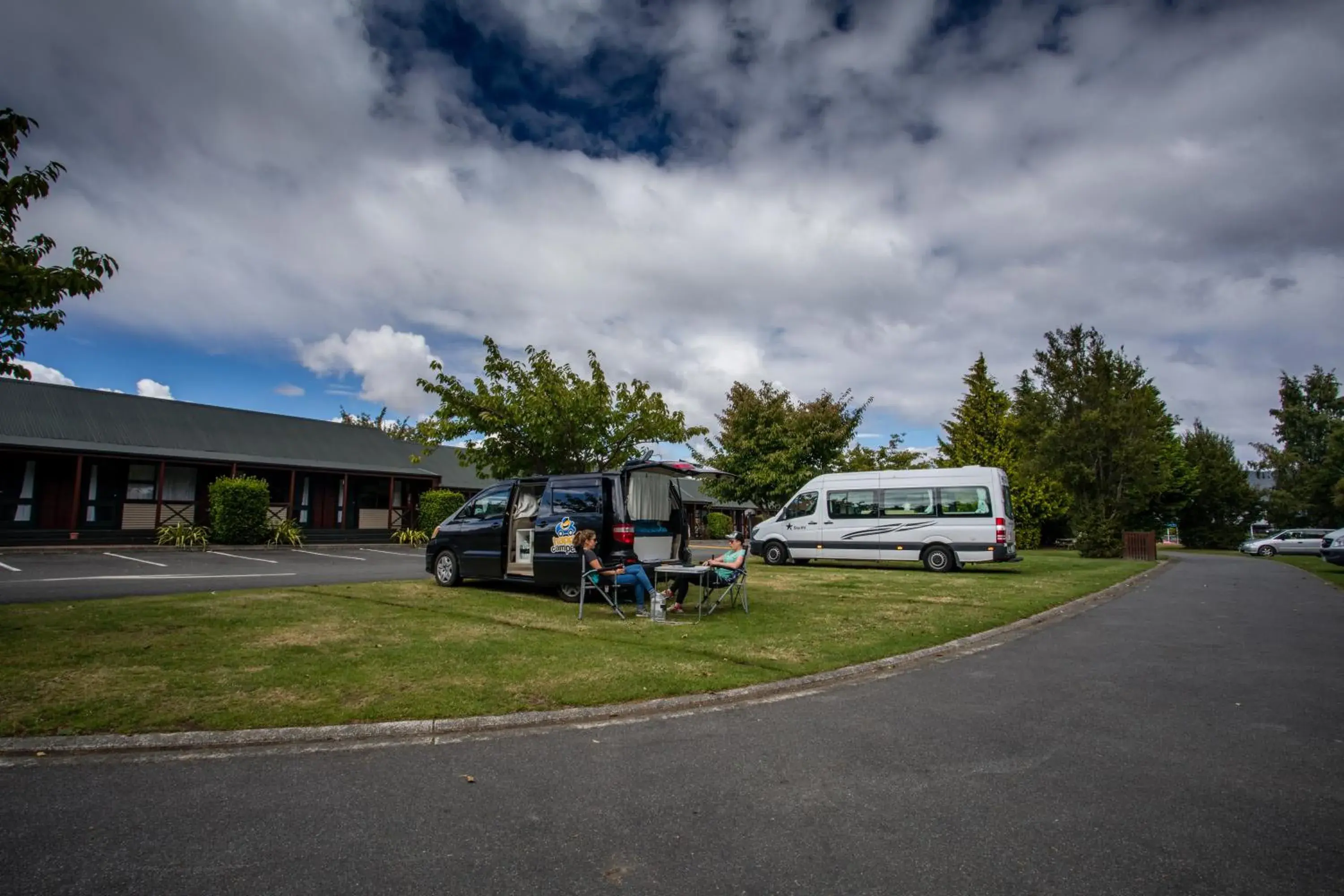 Garden, Property Building in Te Anau Top 10 Holiday Park and Motels