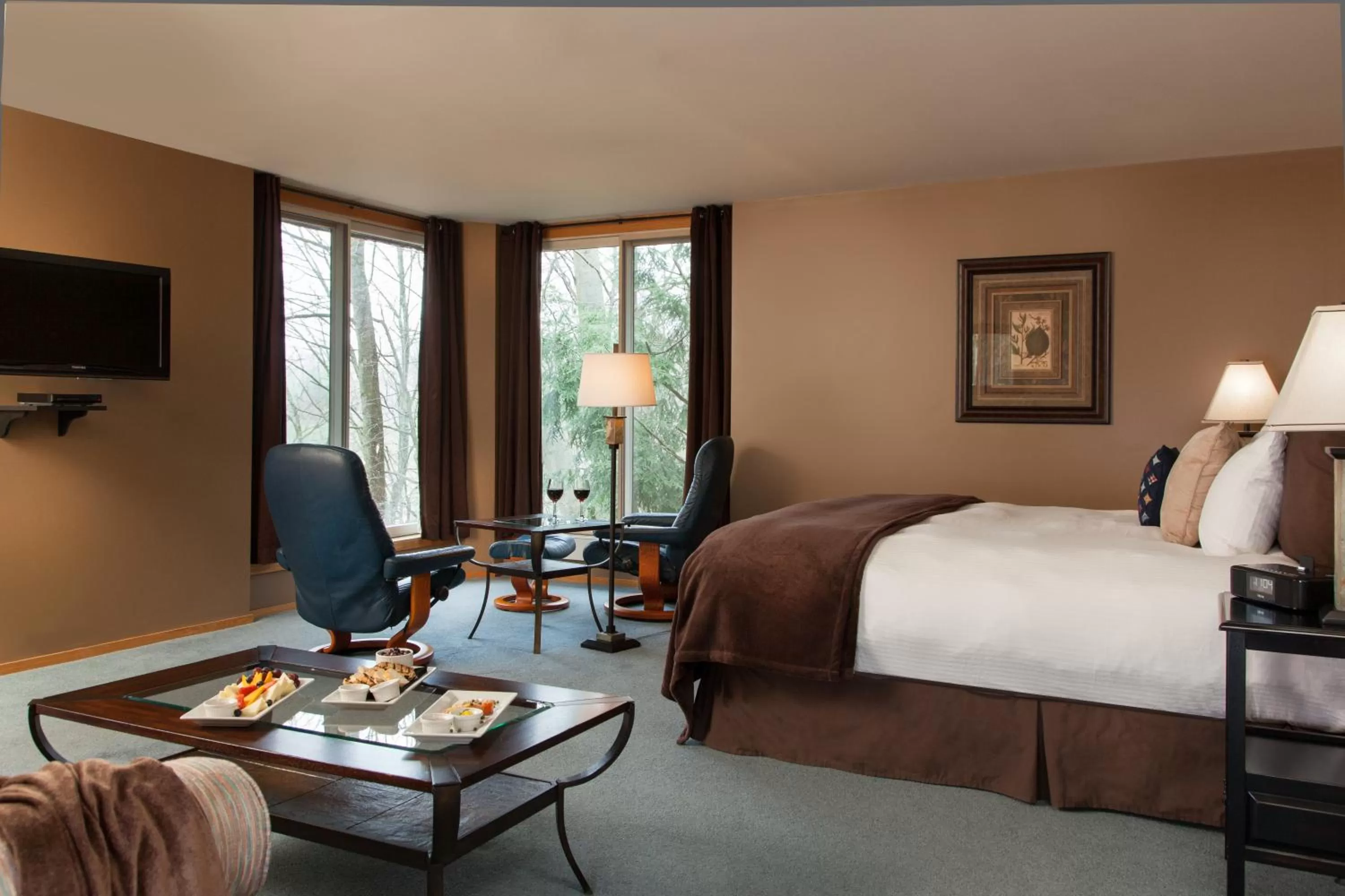 Superior King Room in The Inn at Honey Run Millersburg