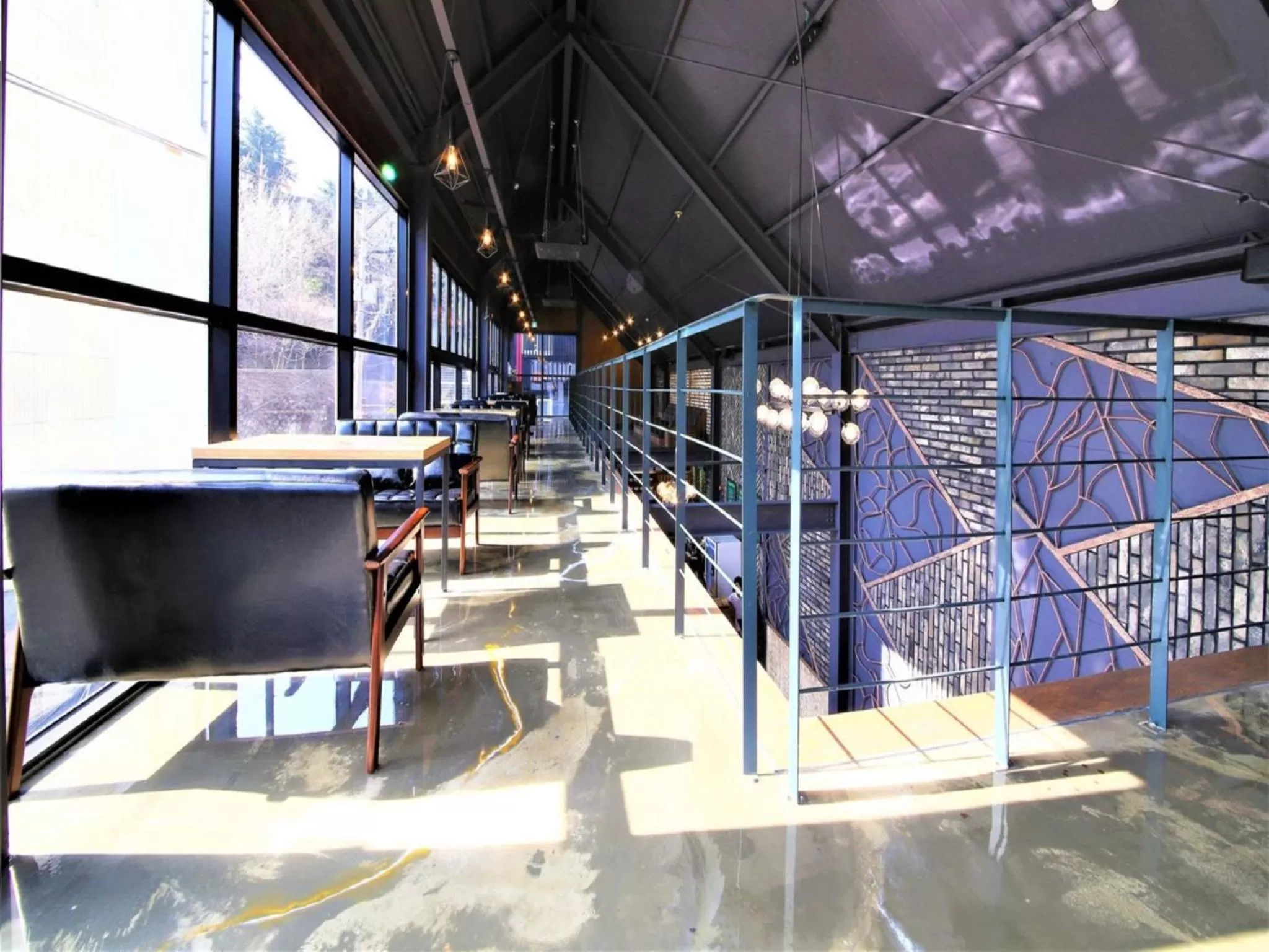 Restaurant/places to eat in Elysee Hotel