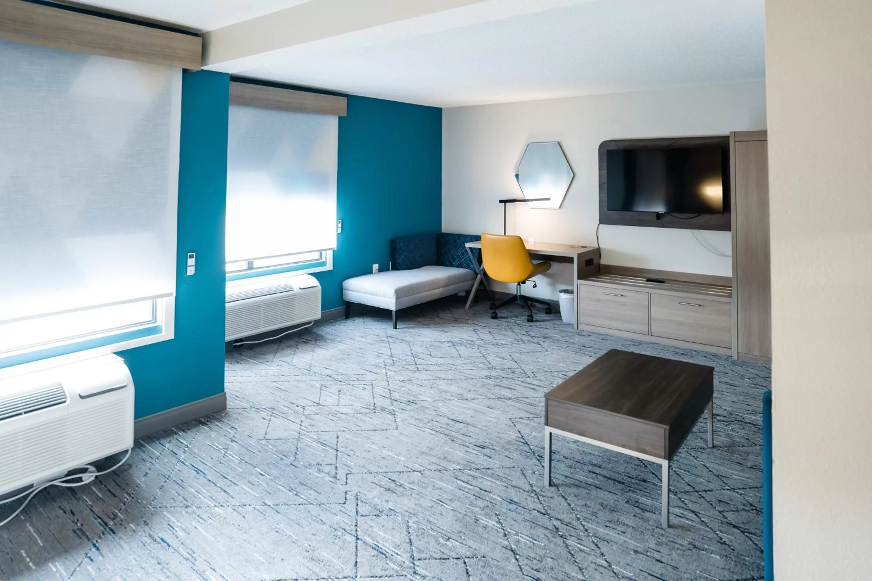 Photo of the whole room, Bed in Holiday Inn Express Hotel & Suites Knoxville-North-I-75 Exit 112 by IHG