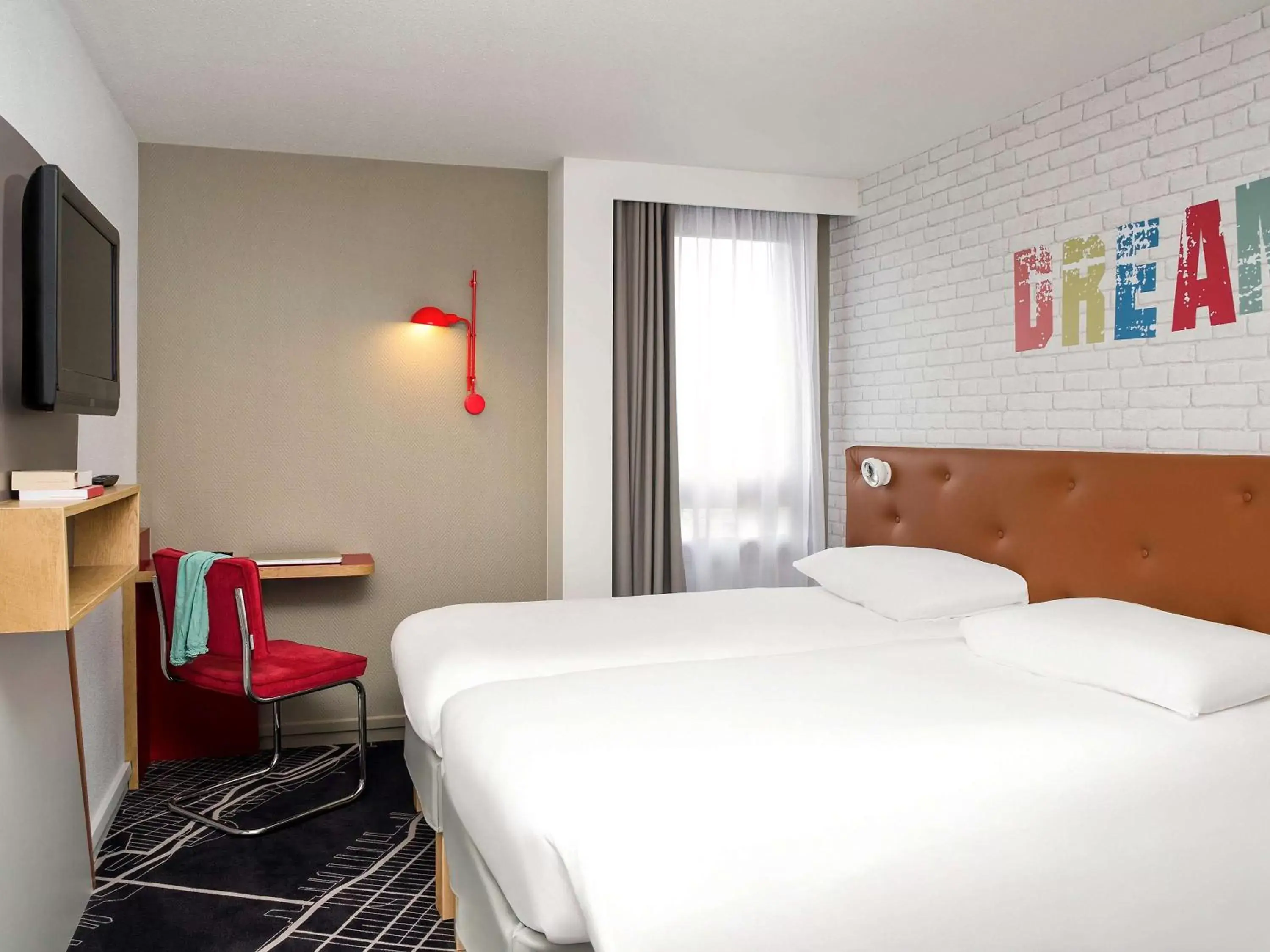 Photo of the whole room, Bed in ibis Styles Chartres Métropole