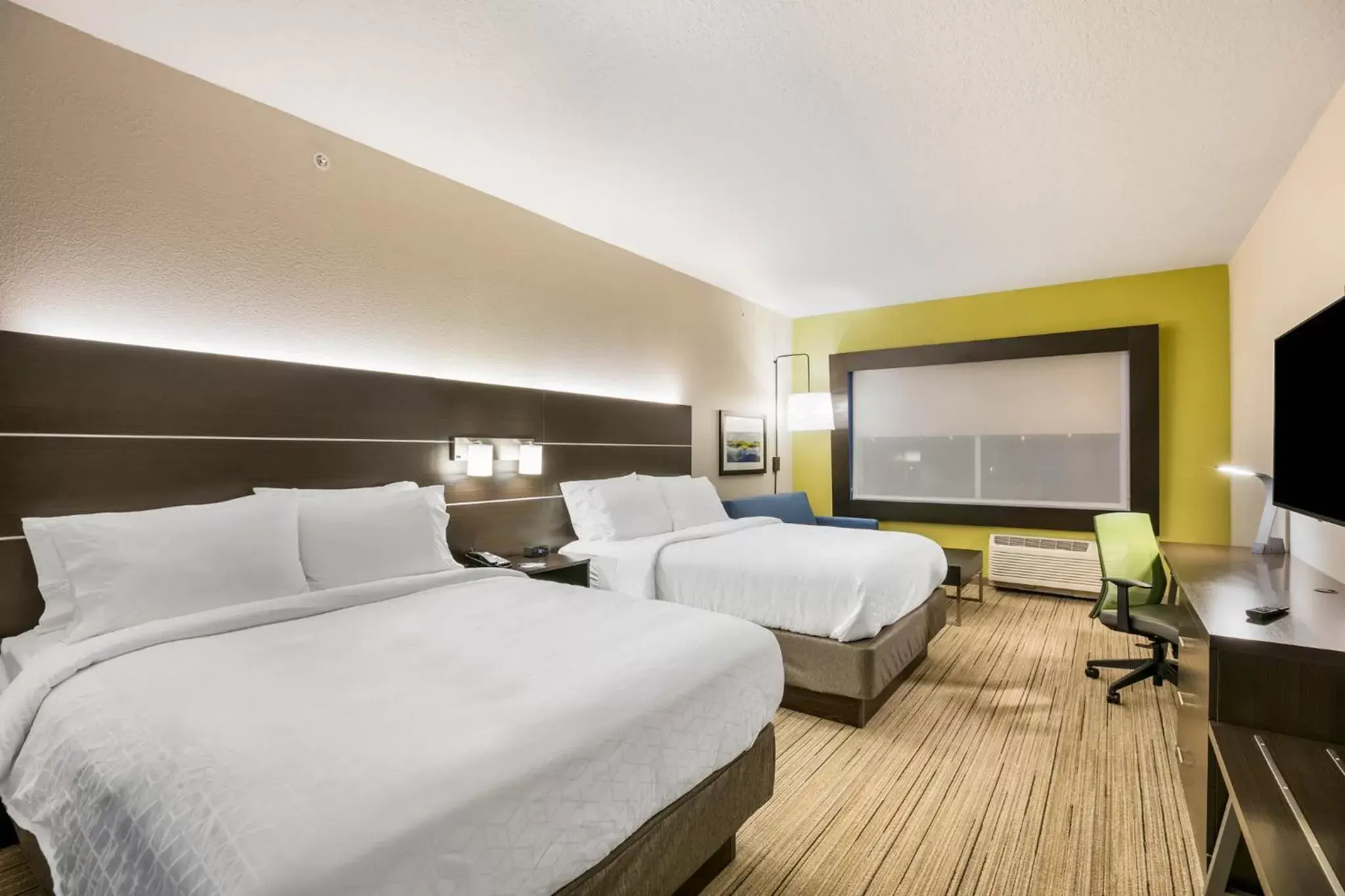 Photo of the whole room, Bed in Holiday Inn Express & Suites Jacksonville - Town Center, an IHG Hotel