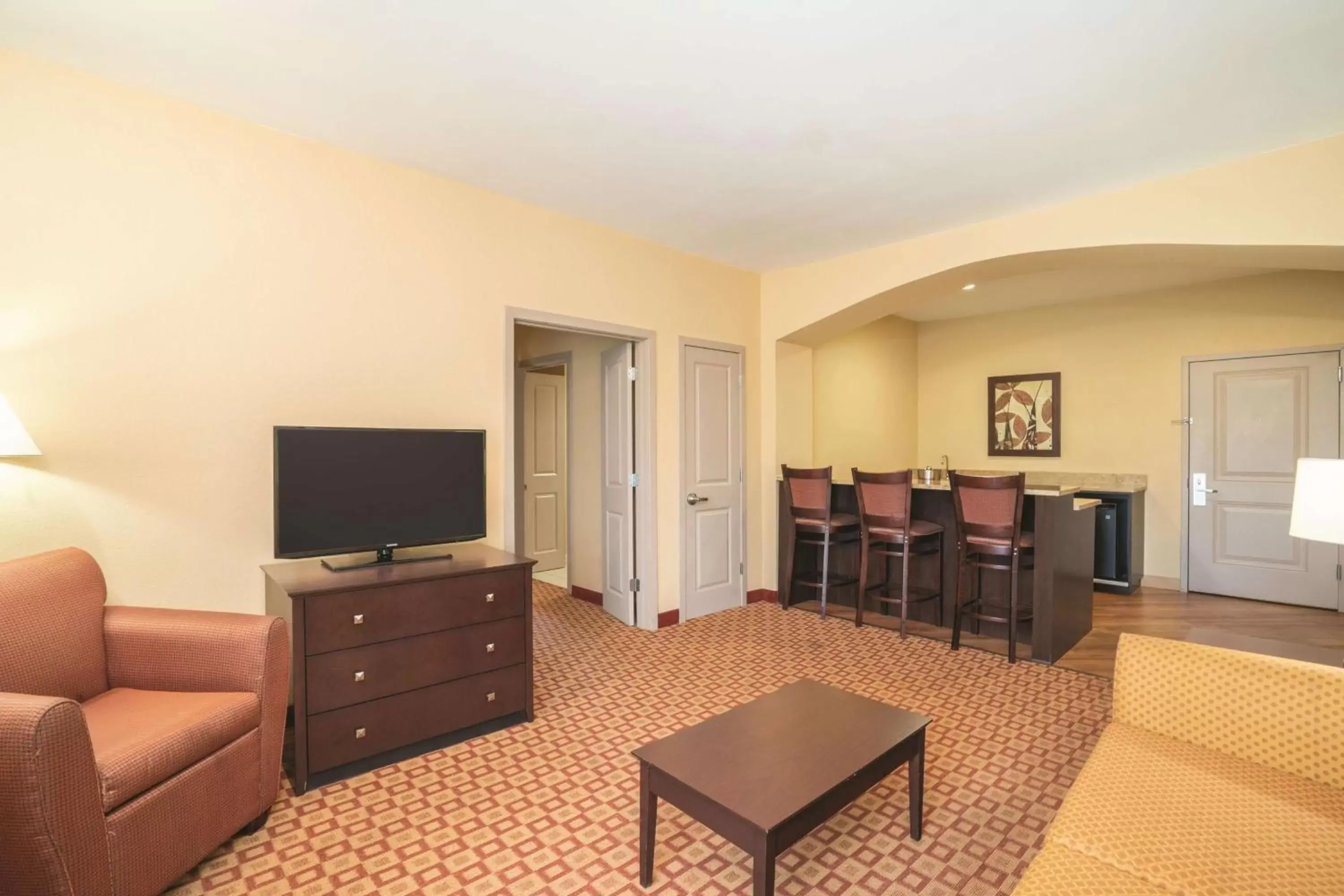 Photo of the whole room, Seating Area in La Quinta by Wyndham Verona