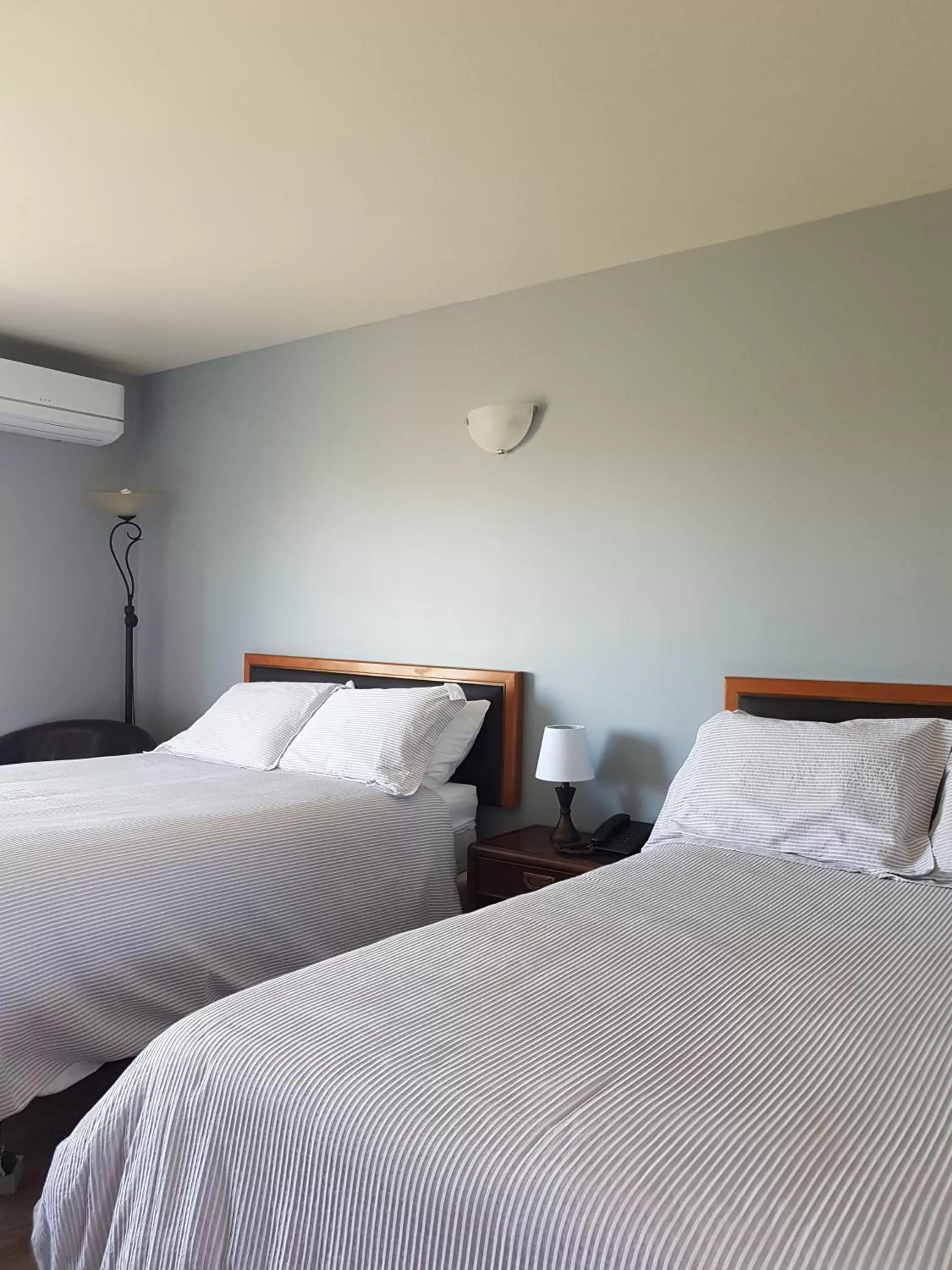 Photo of the whole room, Bed in Motel des Mariniers