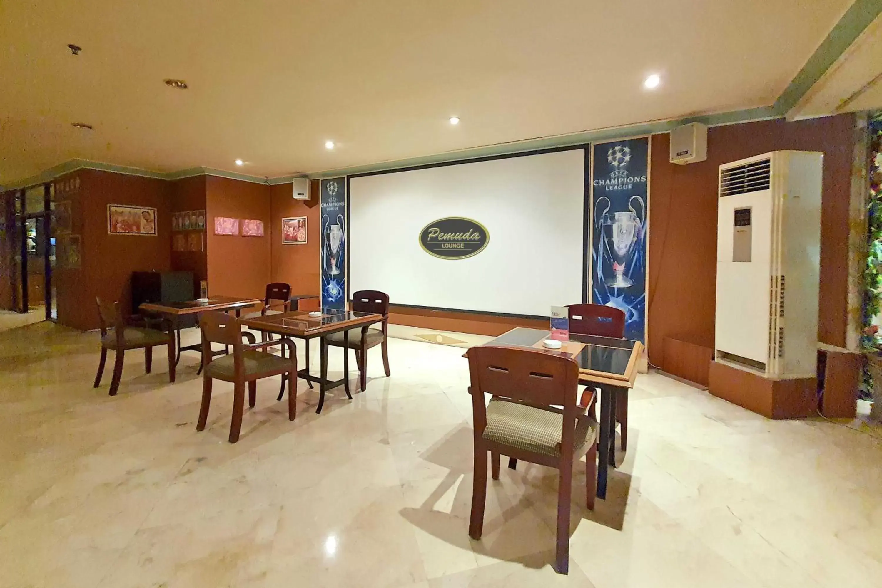 Lounge or bar, Restaurant/Places to Eat in Tunjungan Hotel