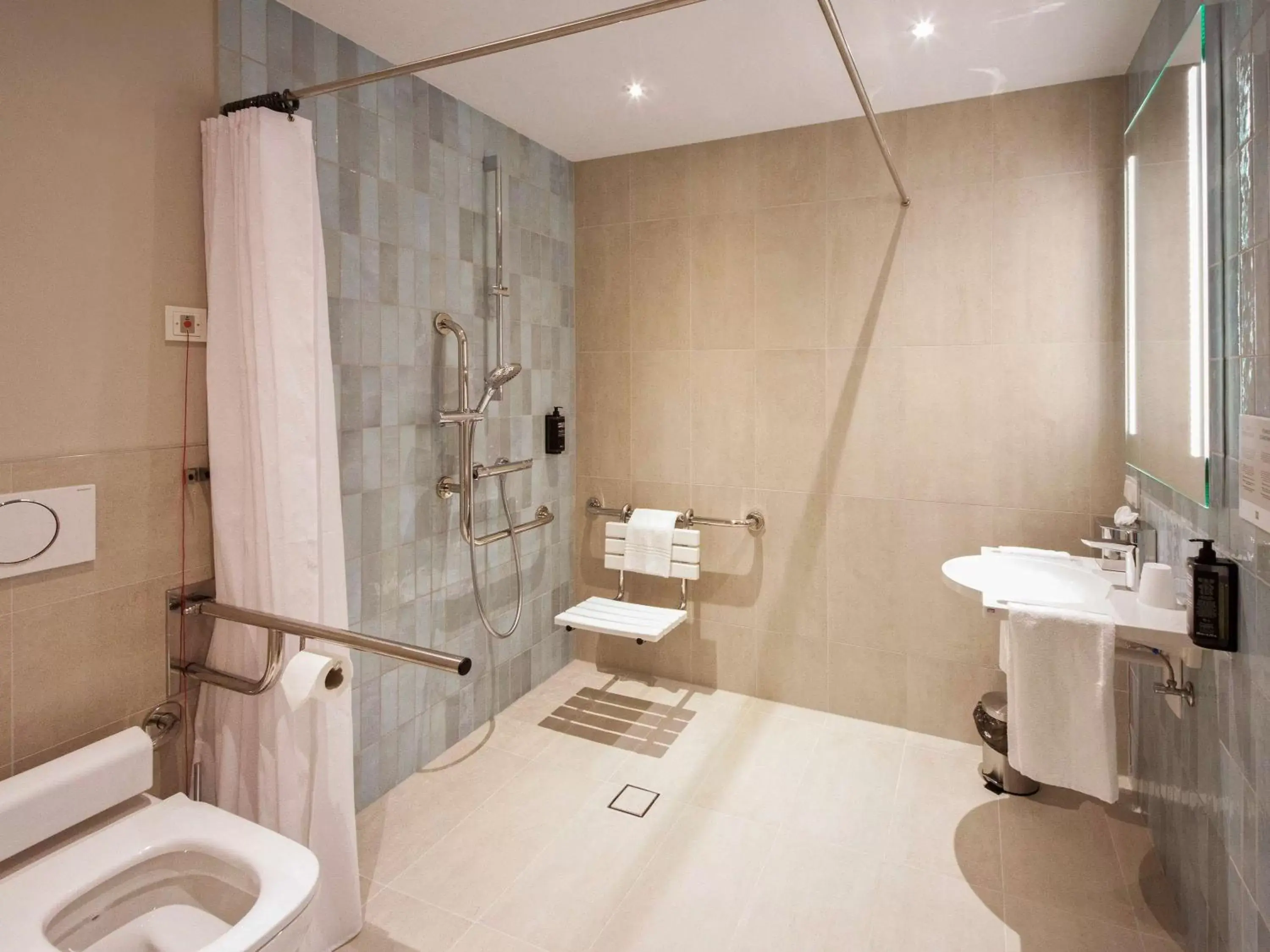 Photo of the whole room, Bathroom in ibis Styles Parndorf Neusiedler See