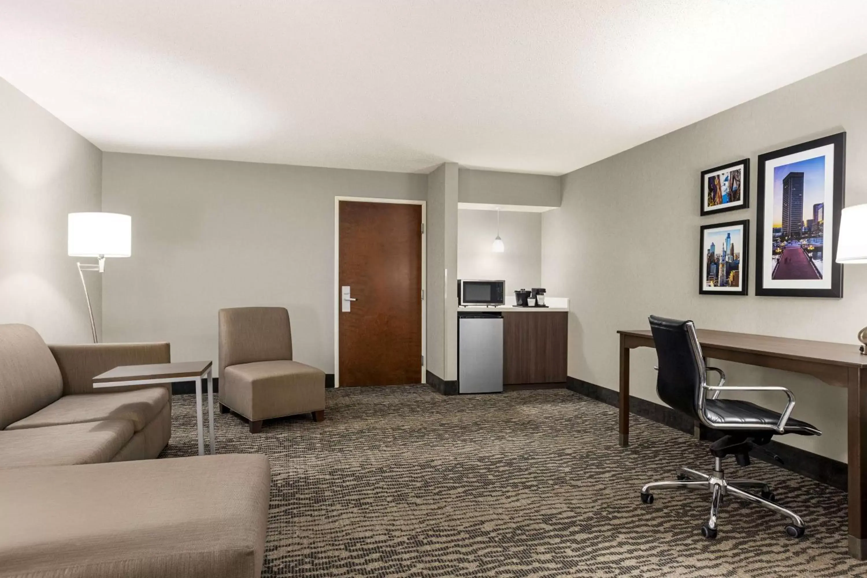 Bed, Seating Area in La Quinta by Wyndham Newark - Elkton