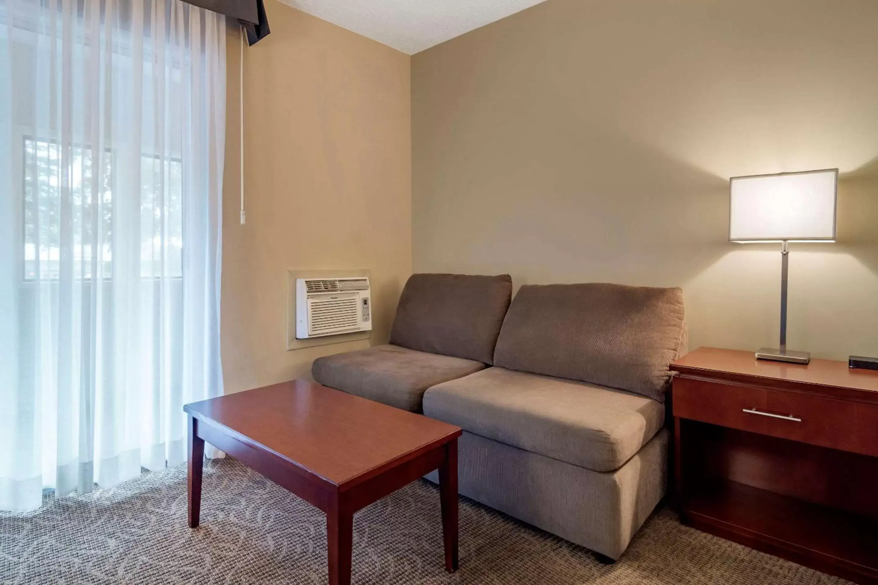 Bedroom, Seating Area in Hotel Penticton, Ascend Hotel Collection