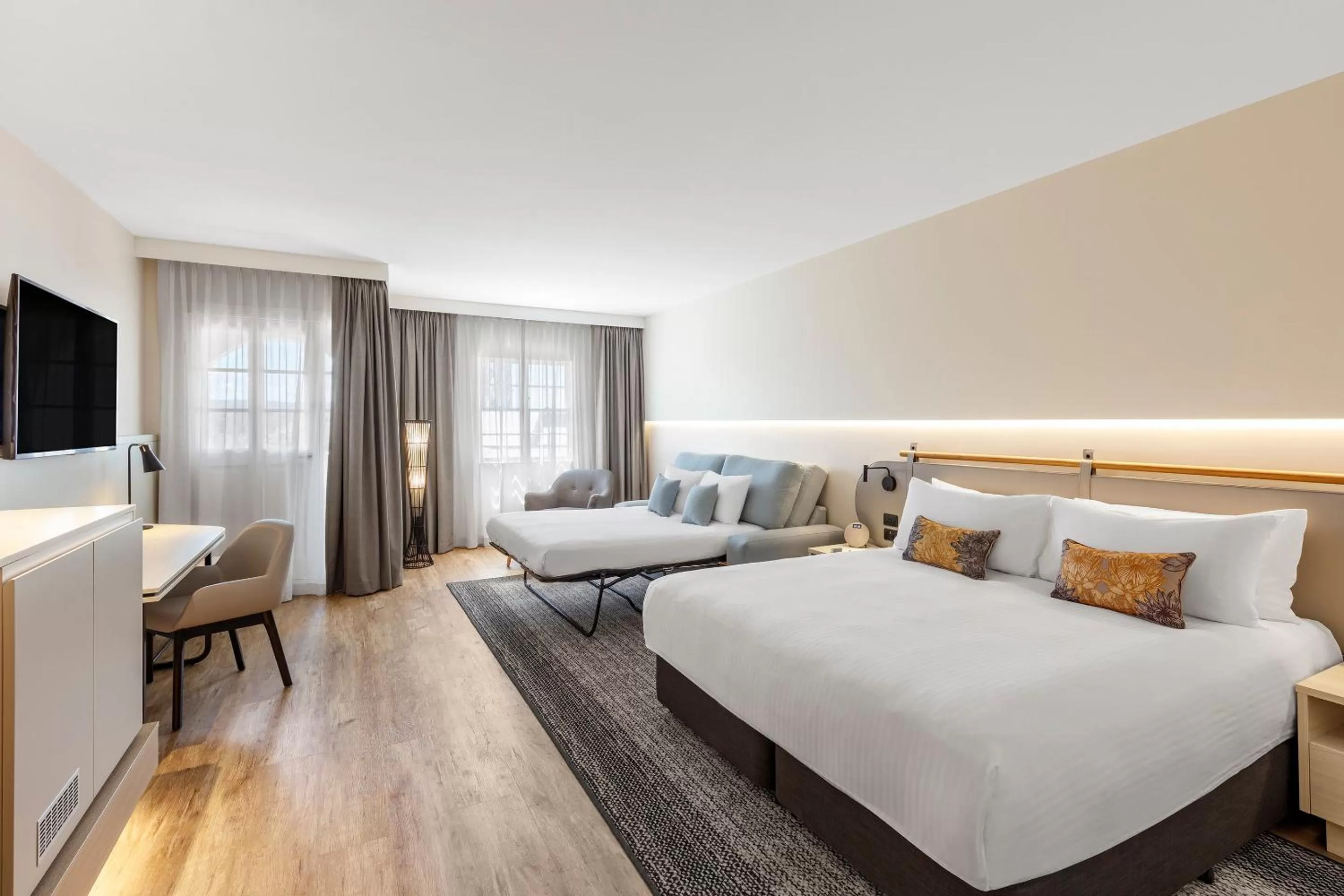 Photo of the whole room, Bed in Crowne Plaza Hawkesbury Valley by IHG