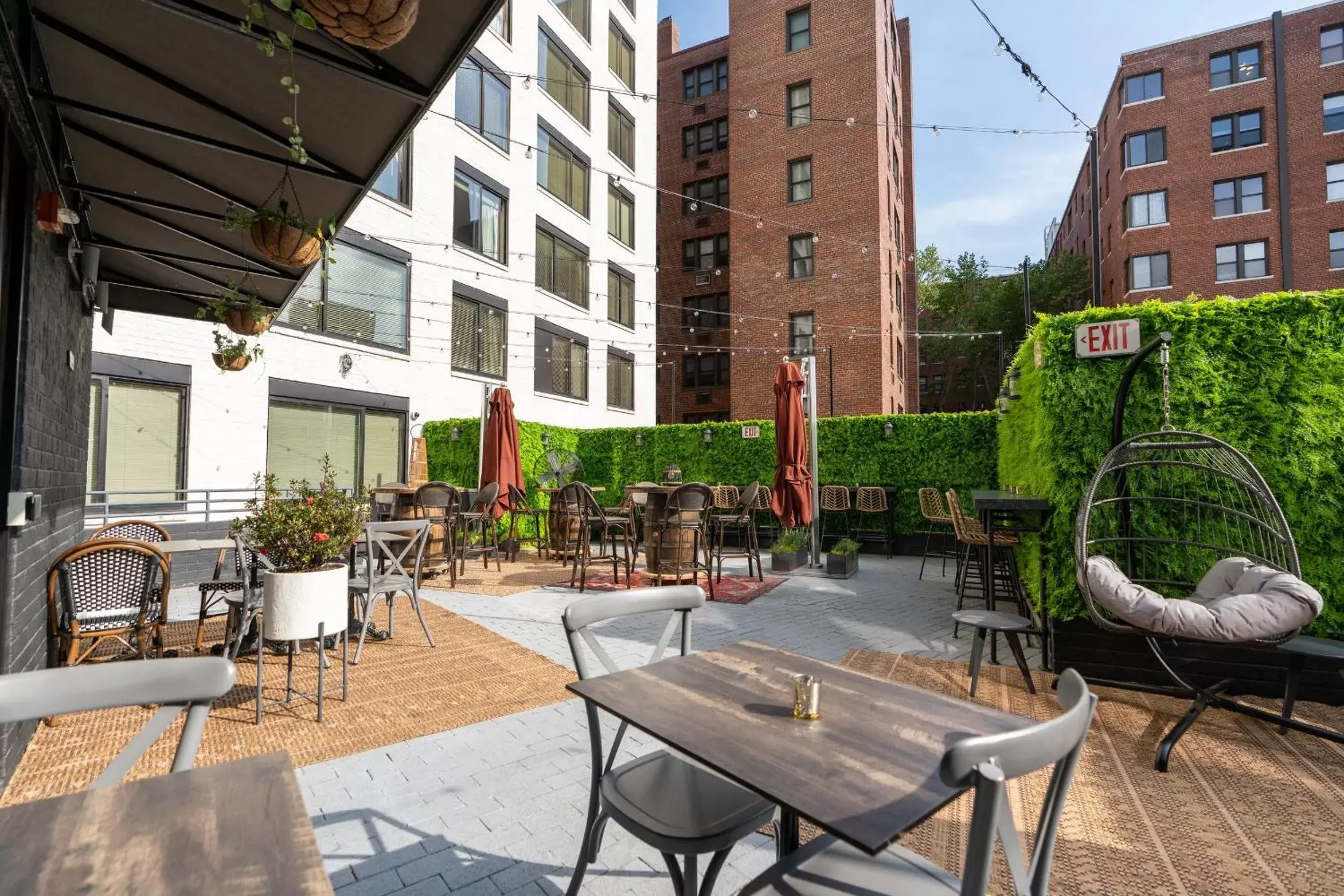 Patio, Restaurant/Places to Eat in 2500 Penn, a Placemakr Experience