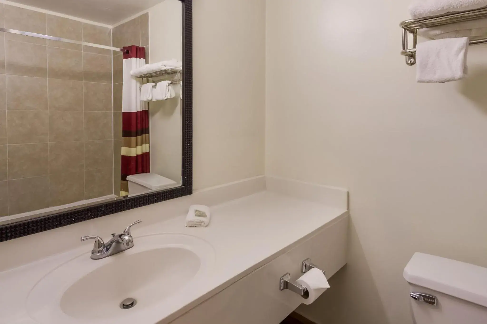 Bathroom in Red Roof Inn Crestview