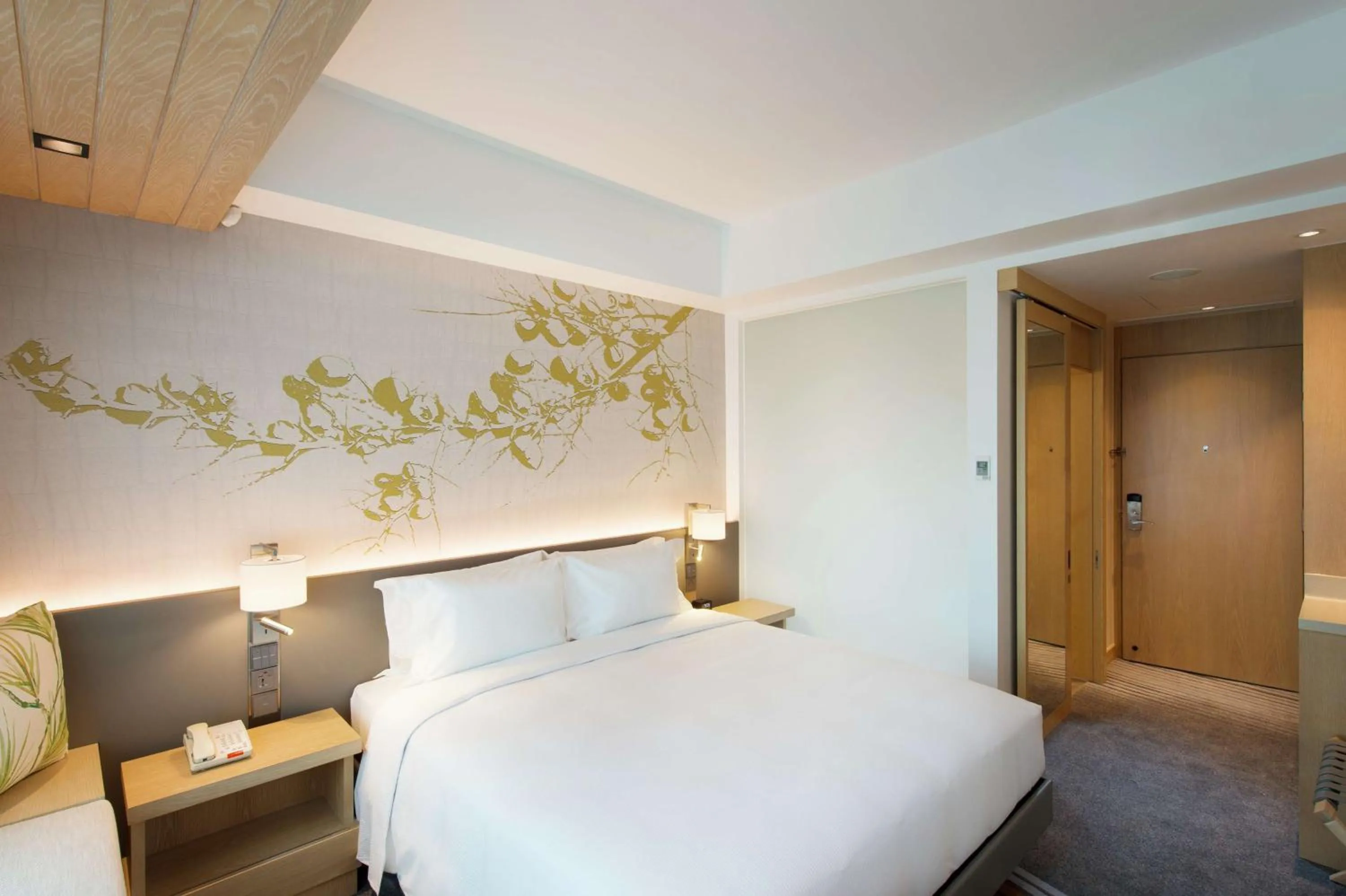 Photo of the whole room, Bed in Hilton Garden Inn Singapore Serangoon