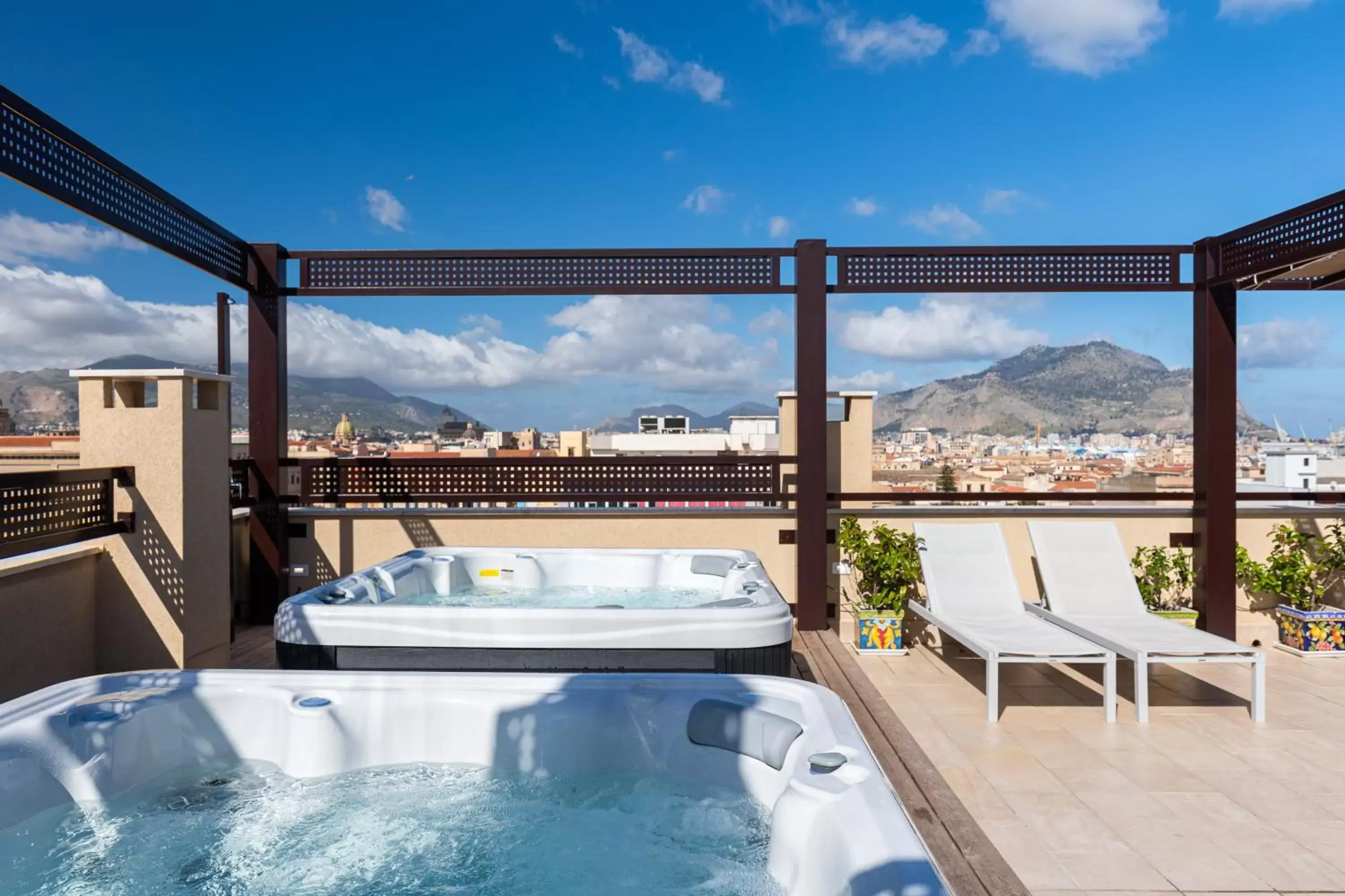 Hot Tub in Palermo Blu - Multi Suite