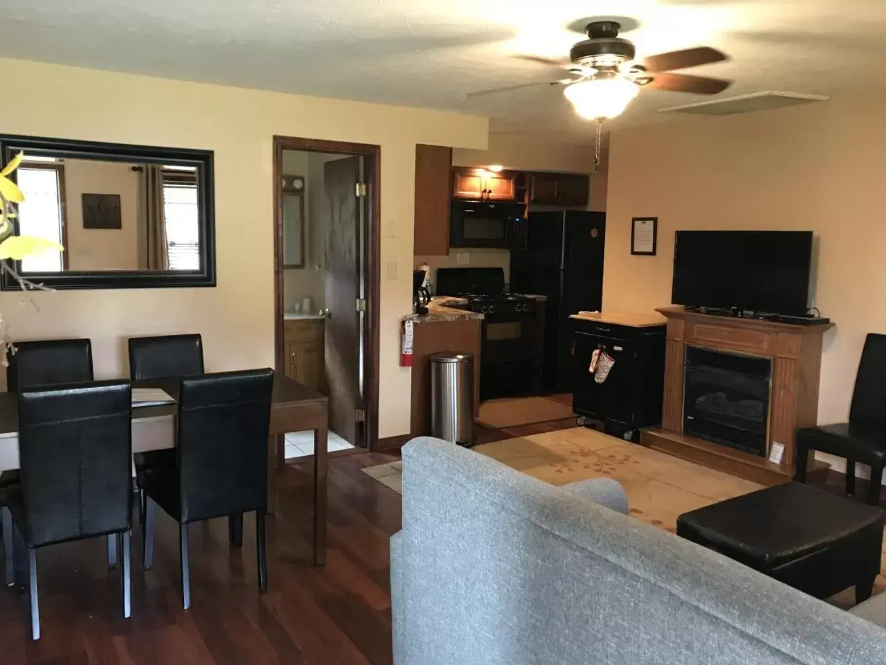 Kitchen or kitchenette, Seating Area in Woodfield Manor - A Sundance Vacations Property