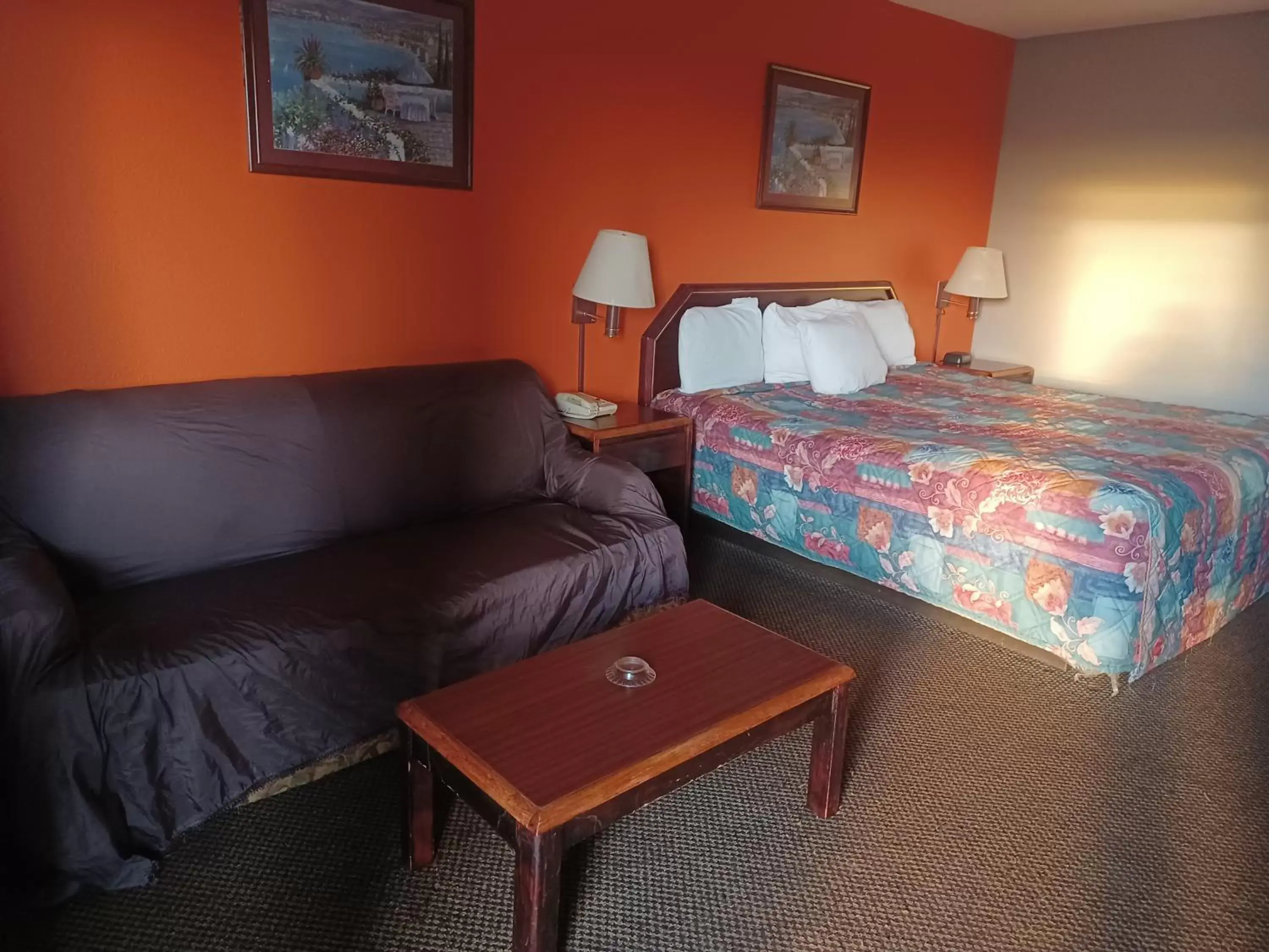 Bedroom, Bed in America's Best Value Inn Clarksdale