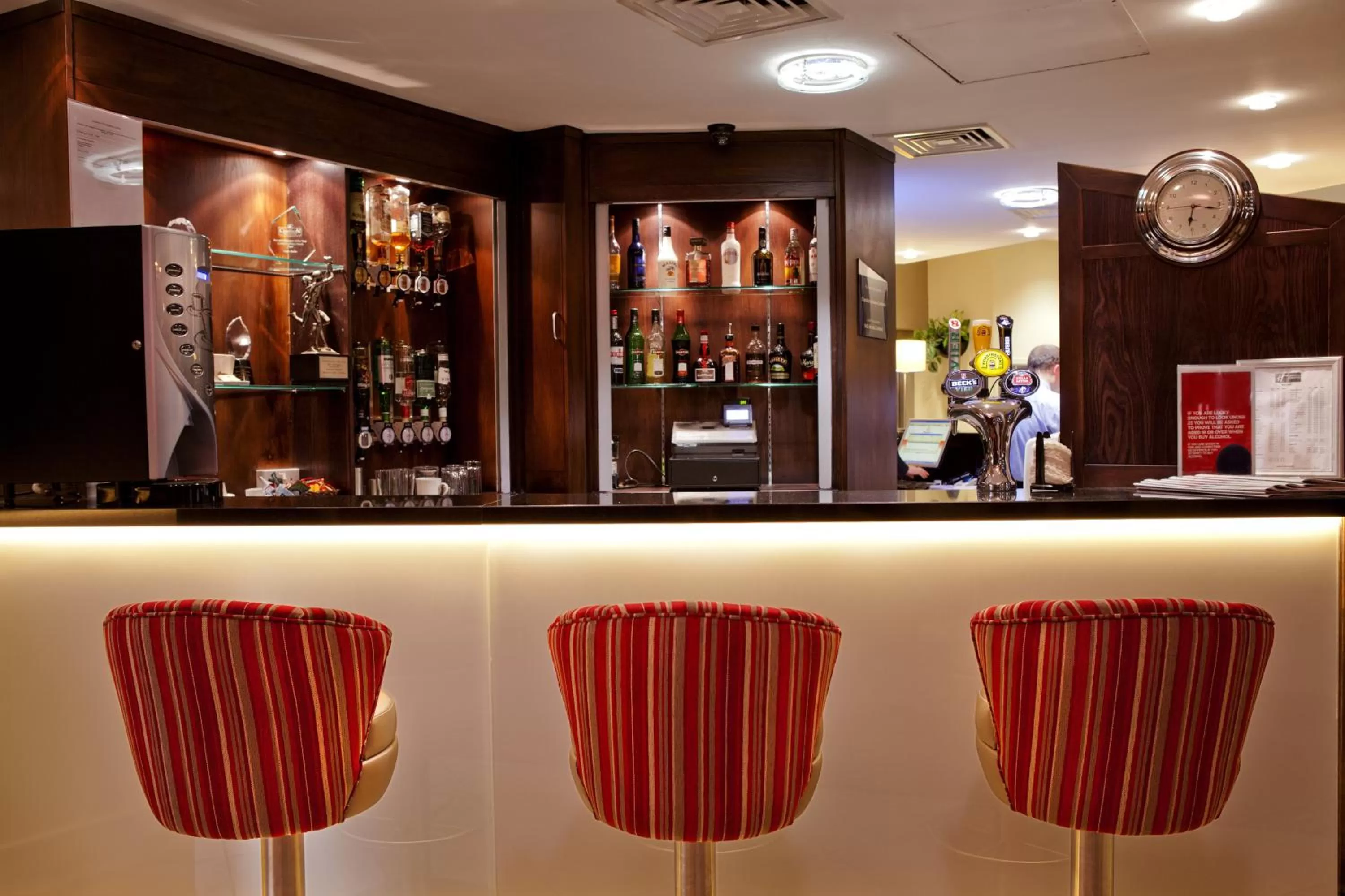 Lounge or bar in Holiday Inn Express - Glasgow - City Ctr Theatreland by IHG