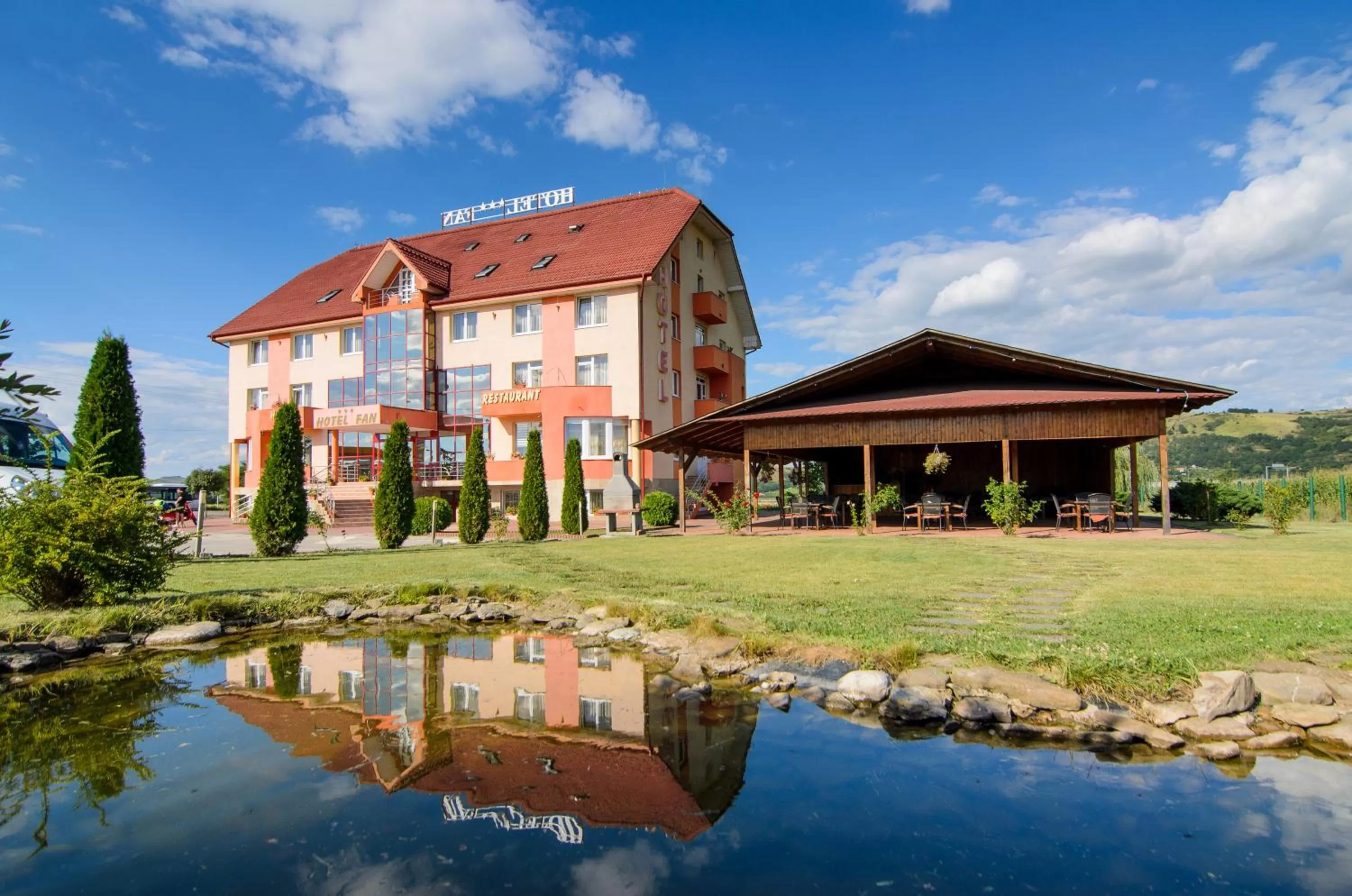 Facade/entrance in Hotel FAN Sebes
