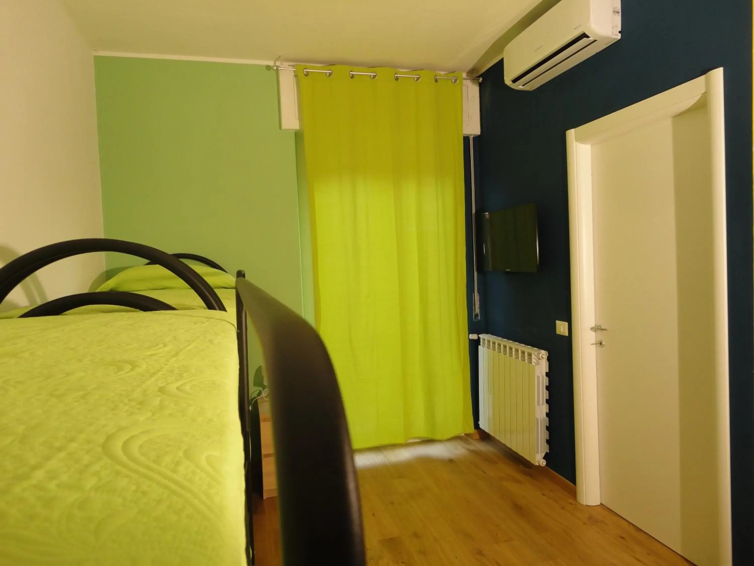 bunk bed, TV/Entertainment Center in Pavia Ostello