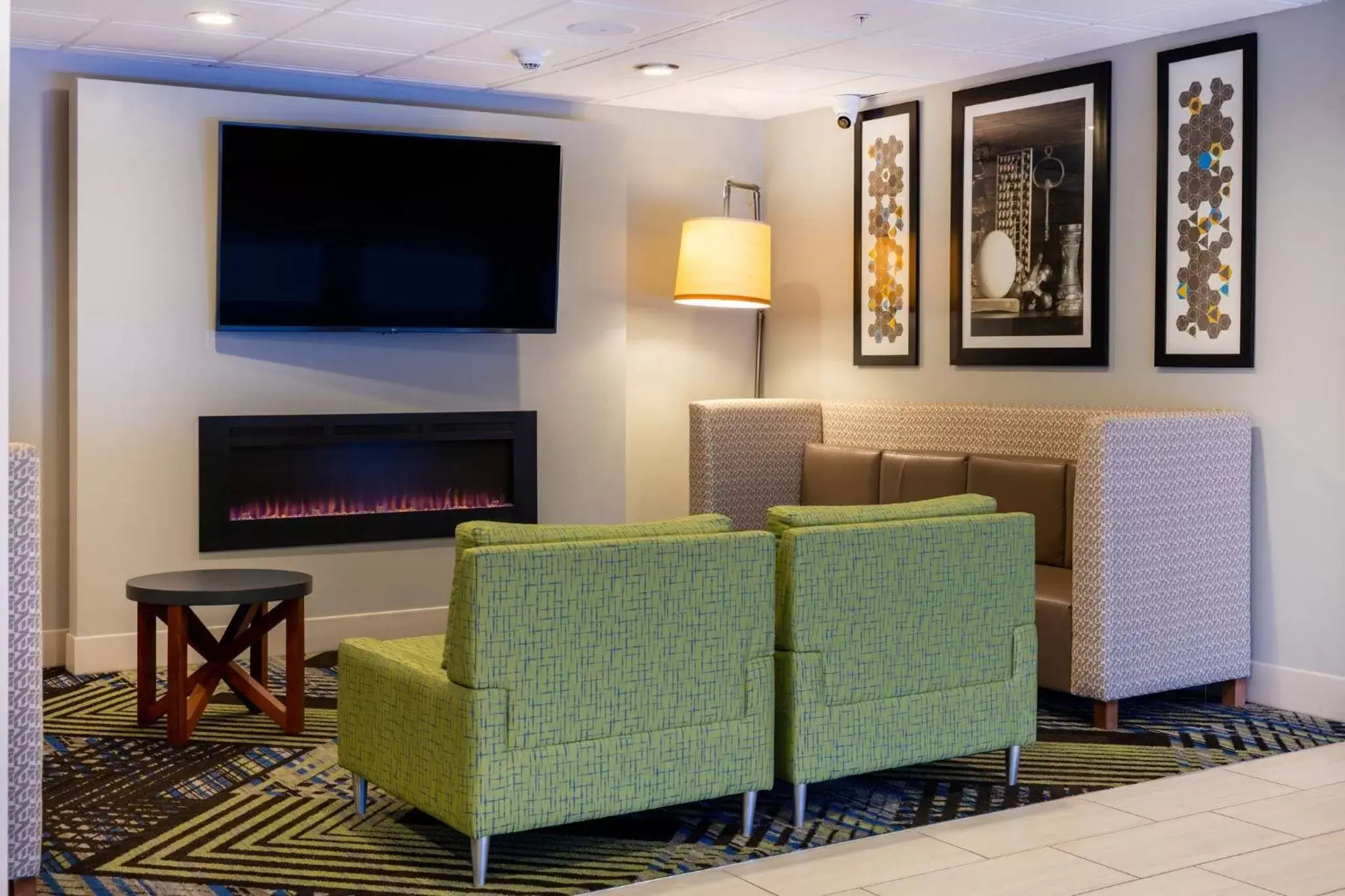 Property building, TV/Entertainment Center in Holiday Inn Express Hotel & Suites Salisbury - Delmar, an IHG Hotel