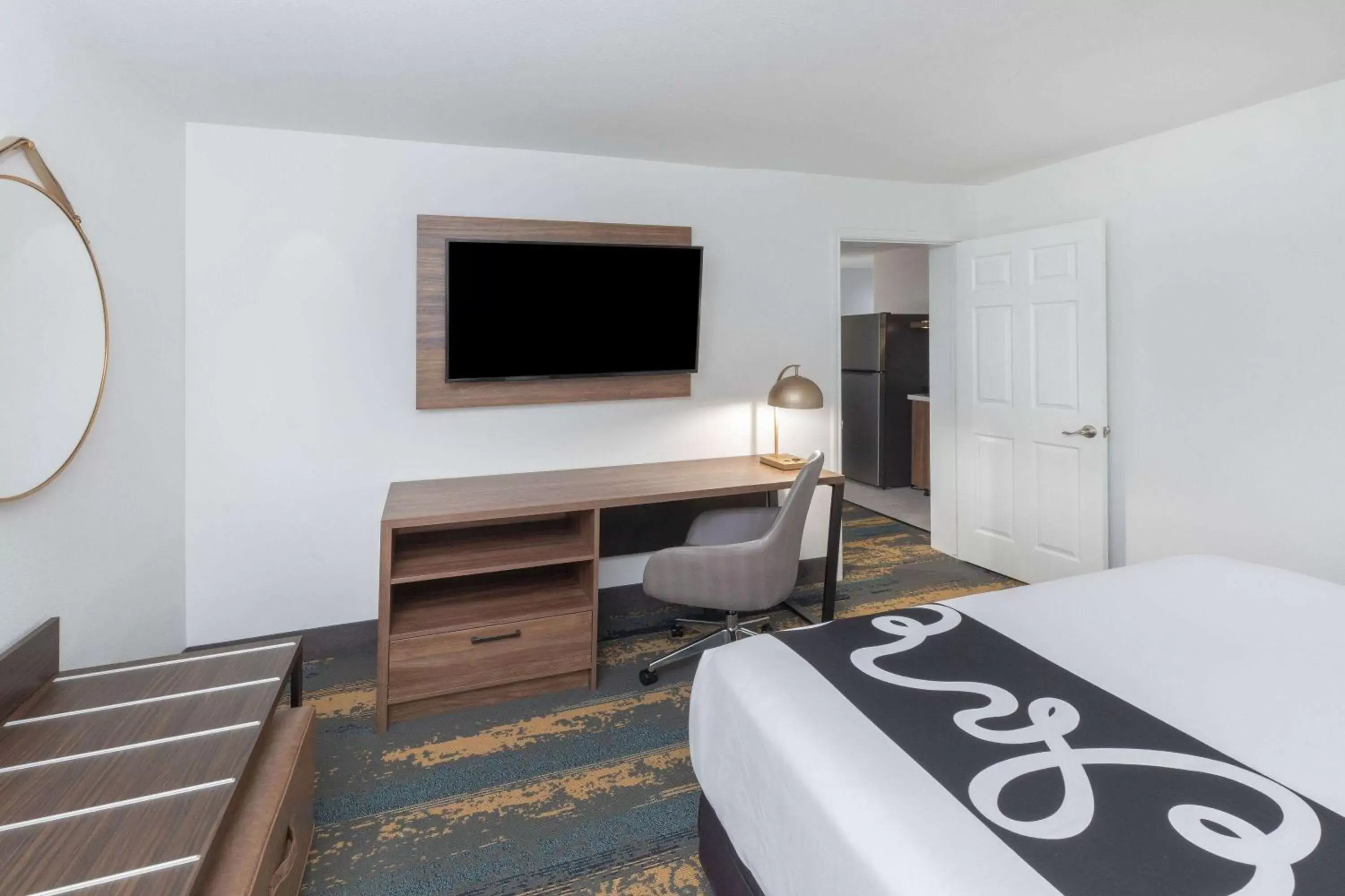 Bed, TV/Entertainment Center in La Quinta Inn & Suites by Wyndham Pharr RGV Medical Center