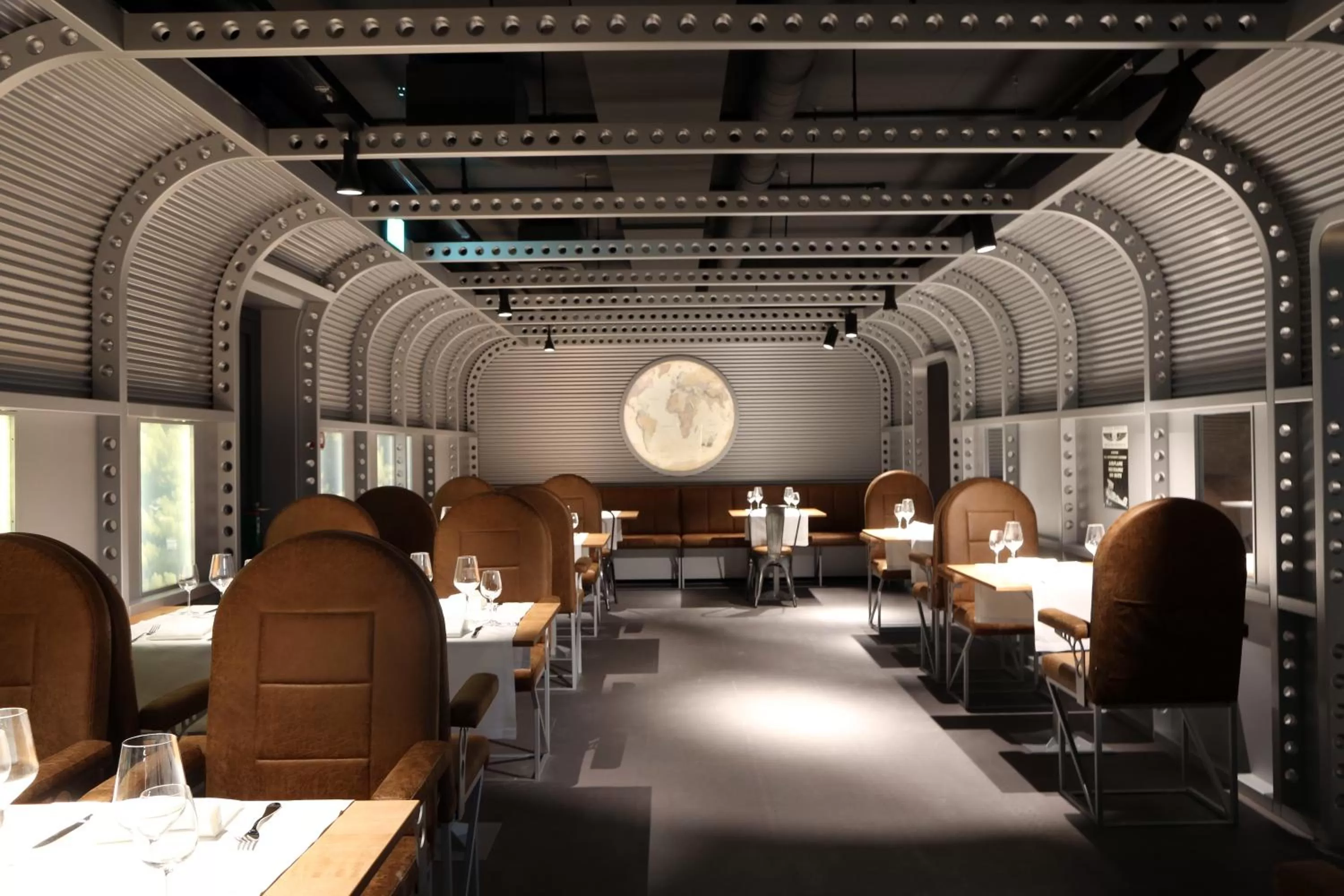 Restaurant/places to eat in Hotel Cinema 8