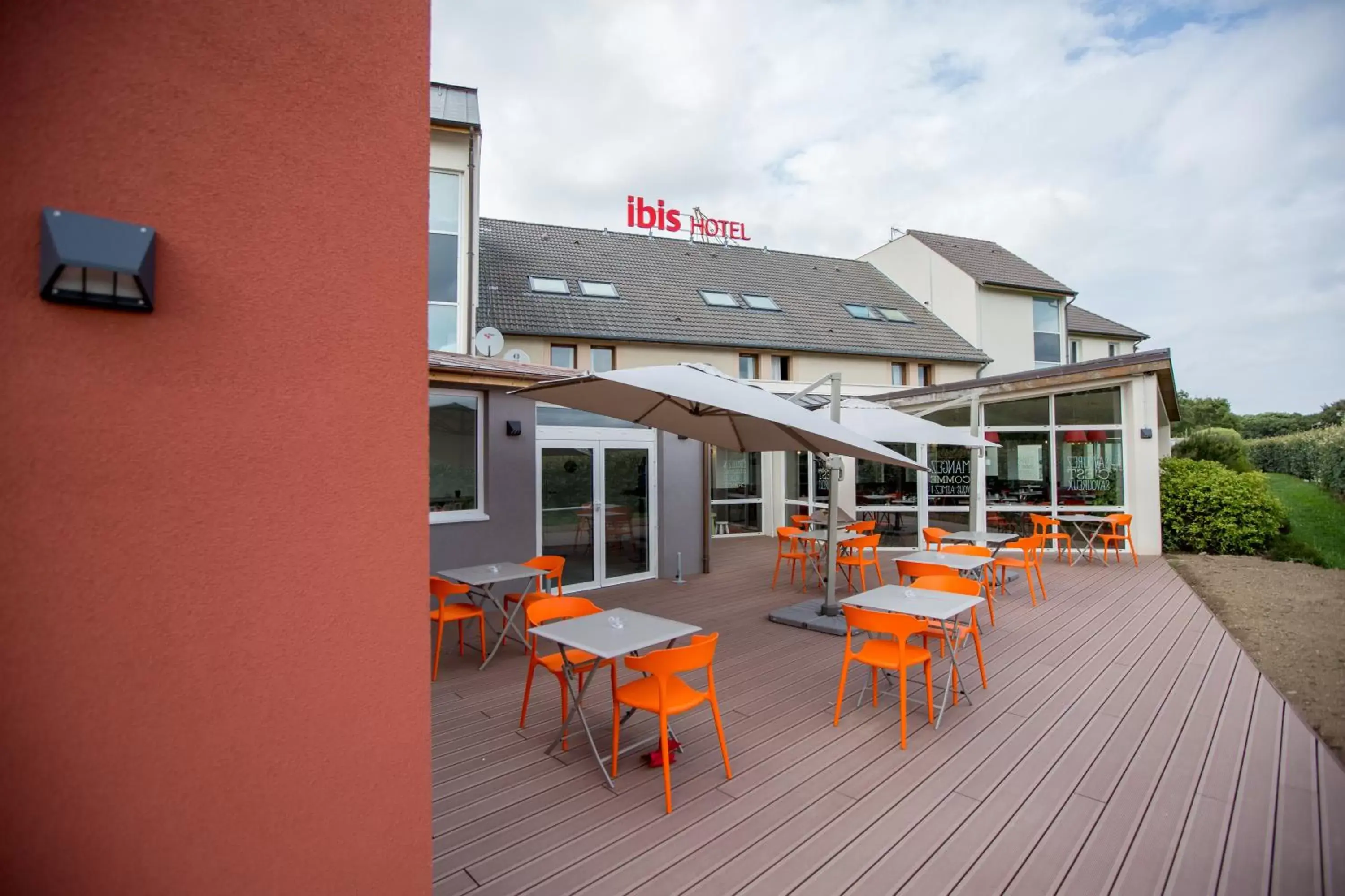 Patio, Restaurant/Places to Eat in ibis Cherbourg La Glacerie