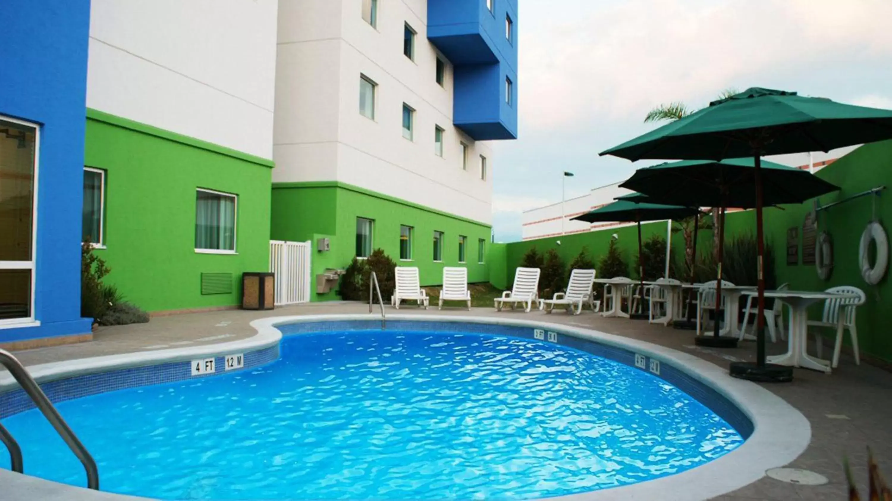 Swimming Pool in Holiday Inn Express & Suites Toluca Zona Aeropuerto, an IHG Hotel