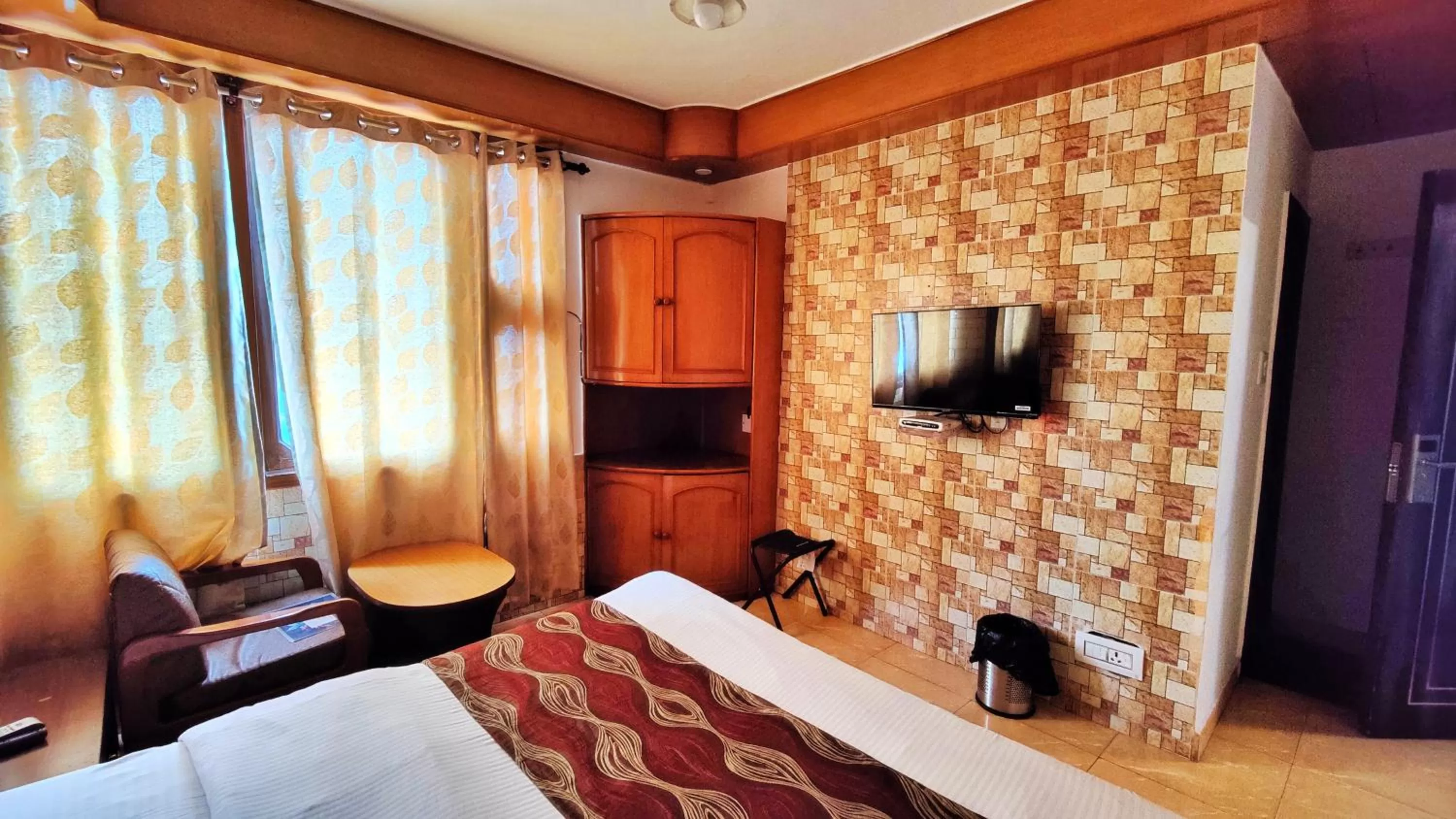 Bedroom, Bed in Auckland Hotel and Restaurant Near Mall Road