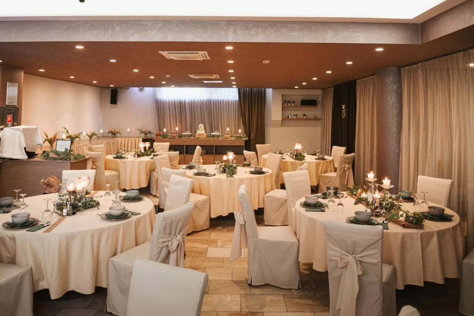 Restaurant/places to eat, Banquet Facilities in Royal Airport Hotel