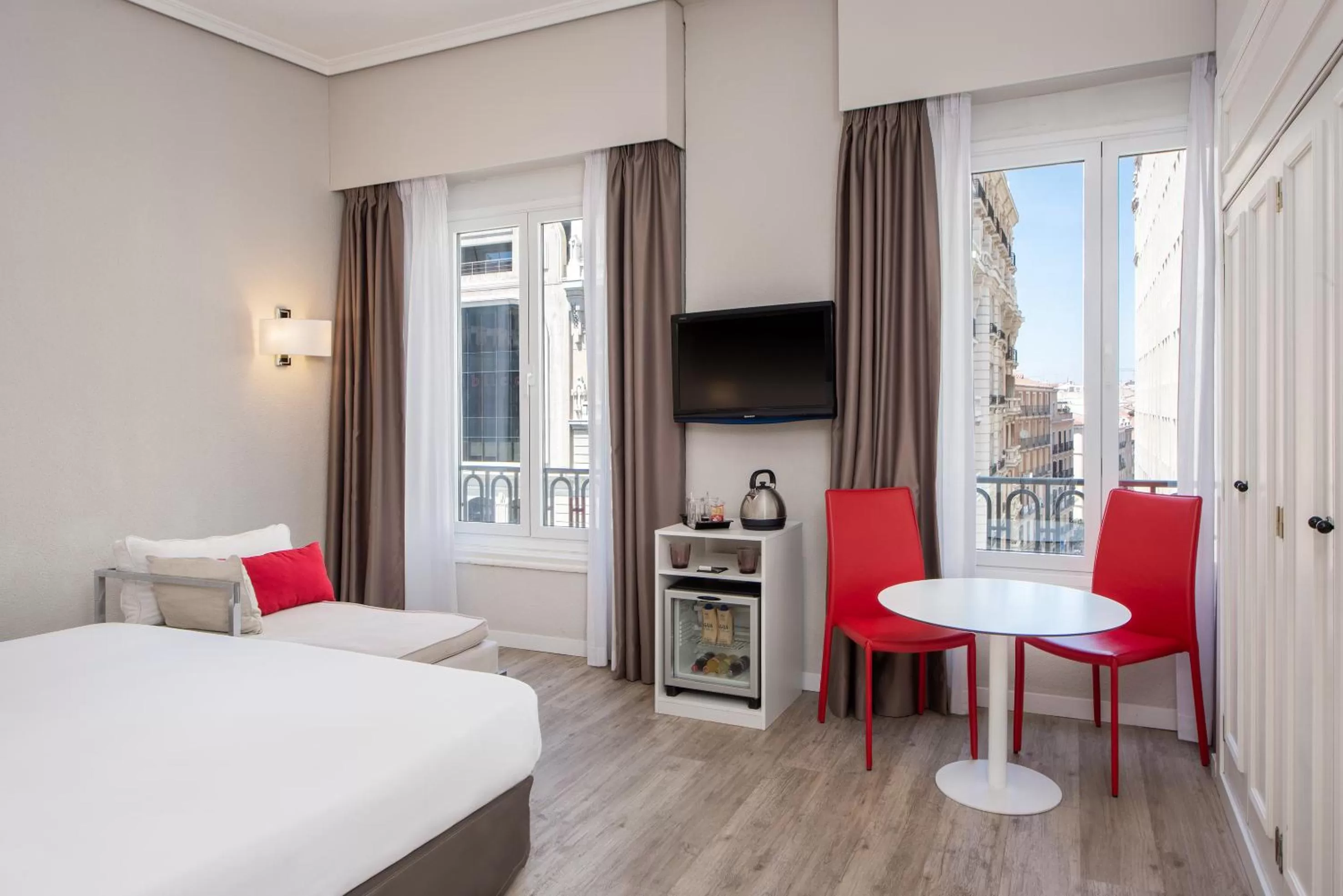 Photo of the whole room in Hotel Madrid Gran Via 25, Affiliated by Meliá