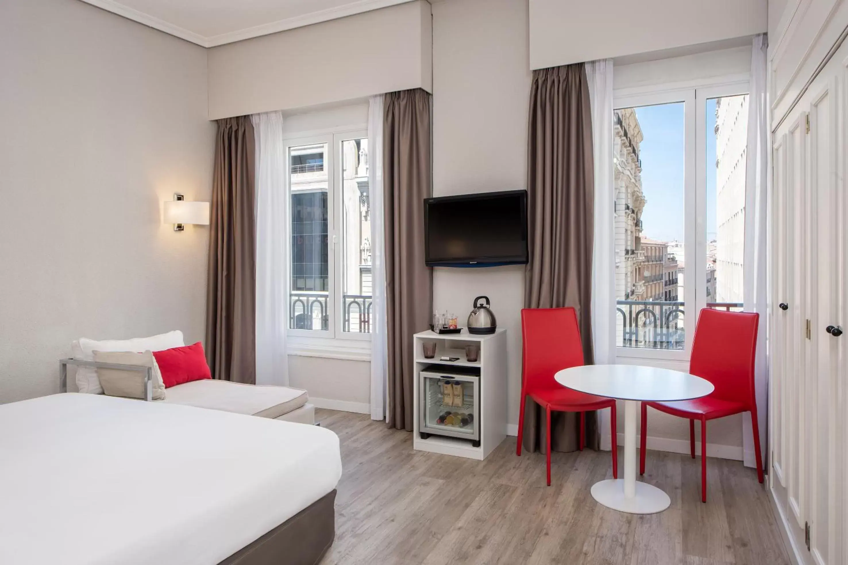Photo of the whole room, Bed in Hotel Madrid Gran Via 25, Affiliated by Meliá Photo of the whole room, Bed in Hotel Madrid Gran Via 25, Affiliated by Meliá