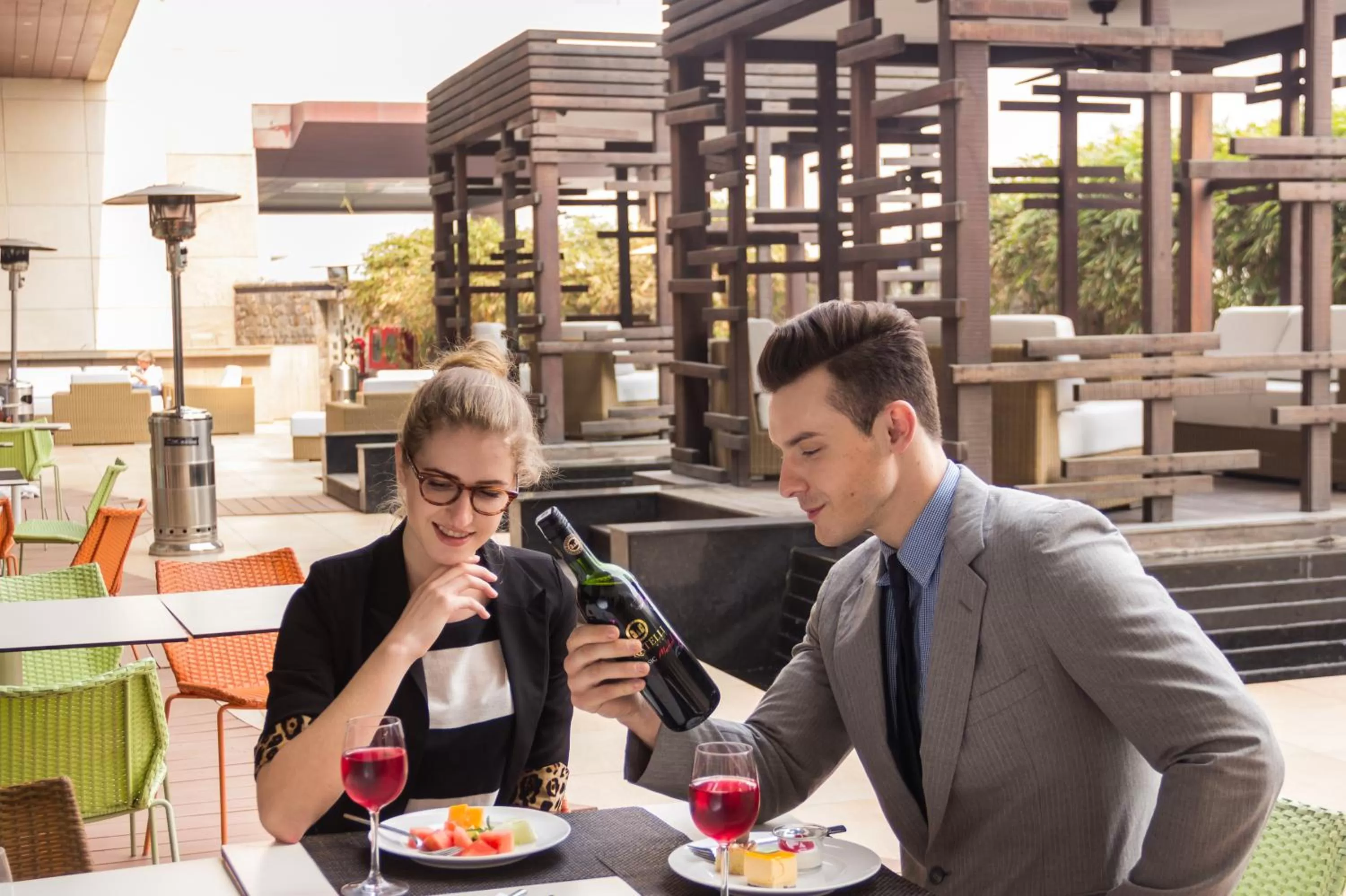 Lounge or bar in ibis New Delhi Aerocity - An Accor Brand