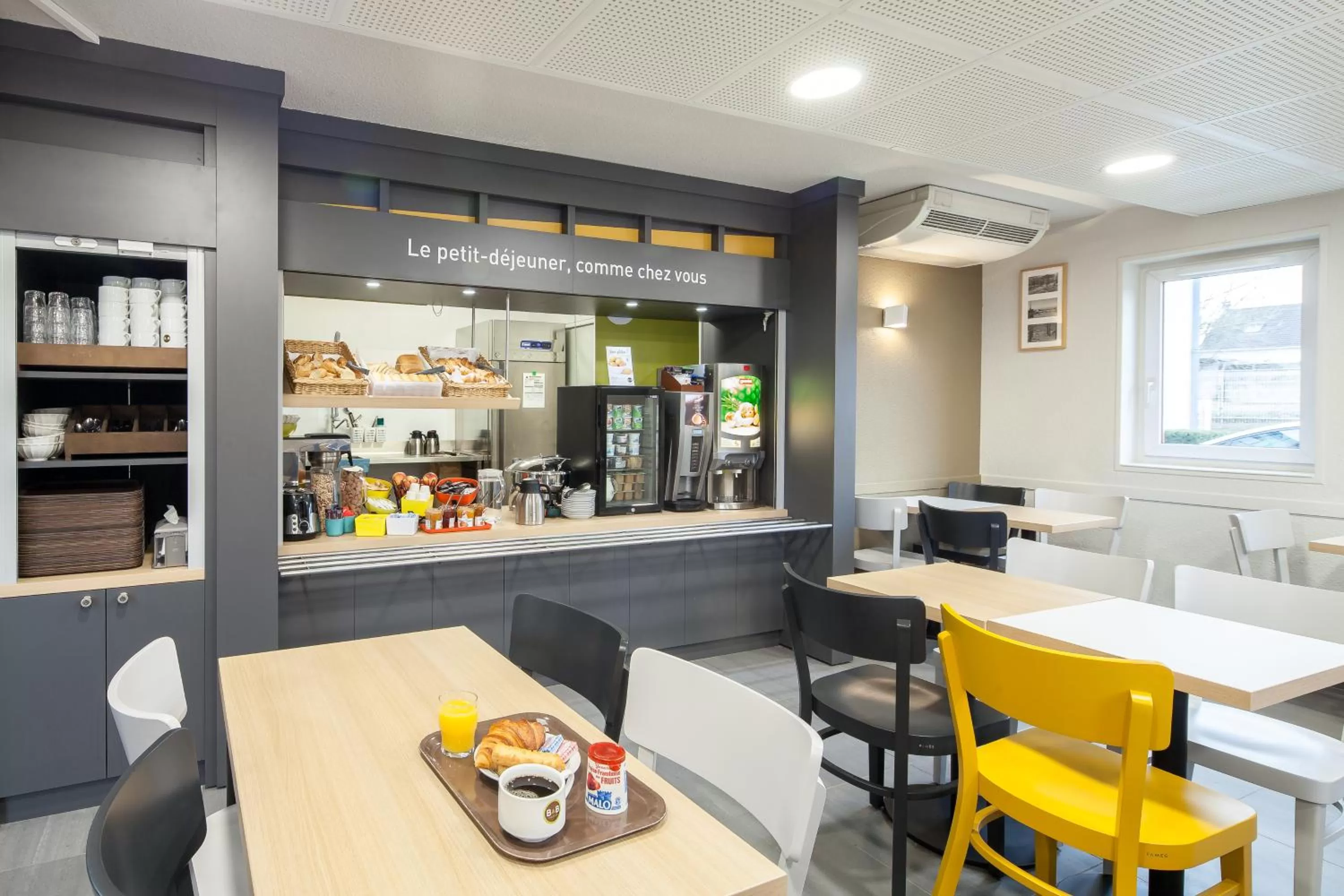 Buffet breakfast in B&B HOTEL Saint-Michel sur Orge