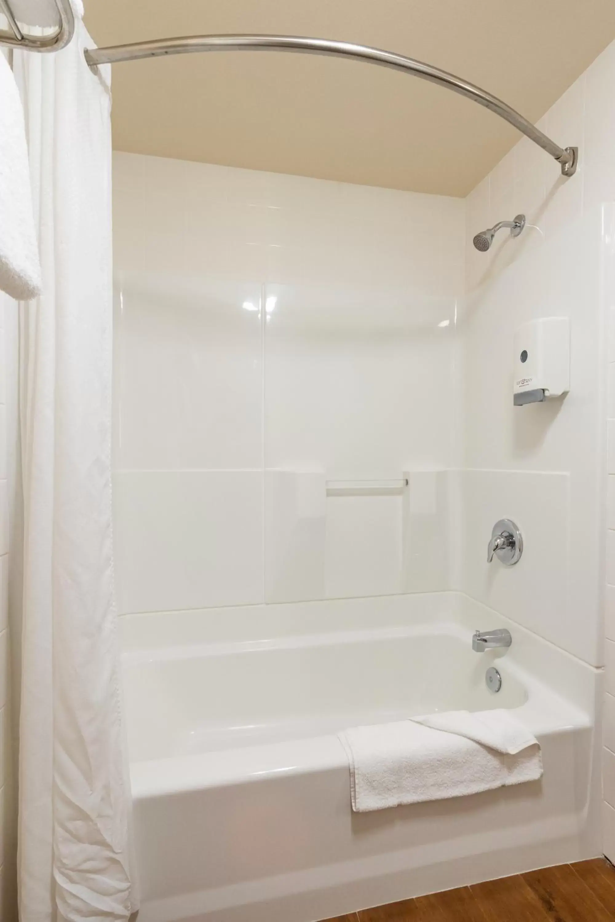 Shower, Bathroom in King Frederik Inn