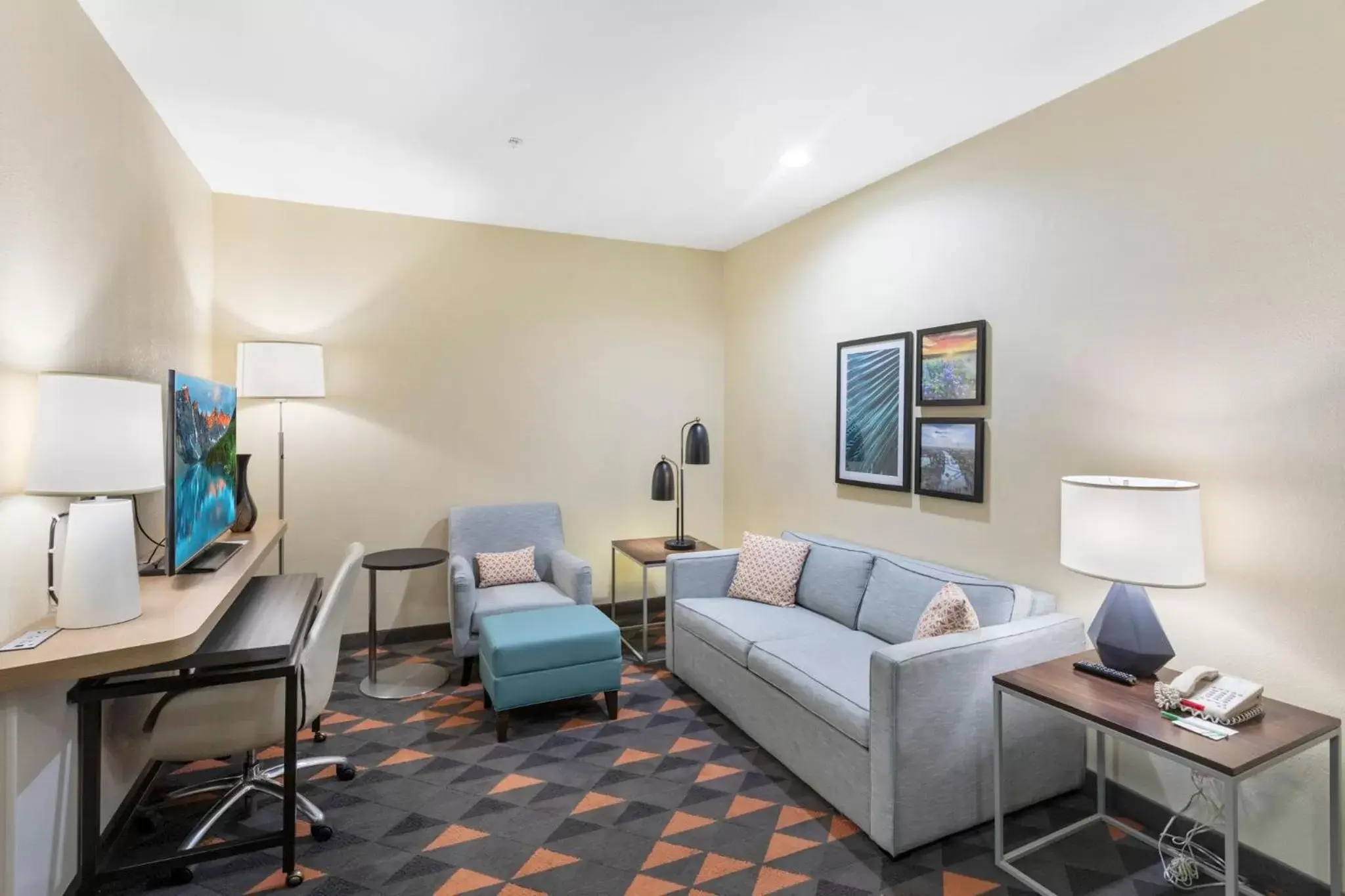 Bedroom, Seating Area in Holiday Inn Hotel & Suites Waco Northwest, an IHG Hotel