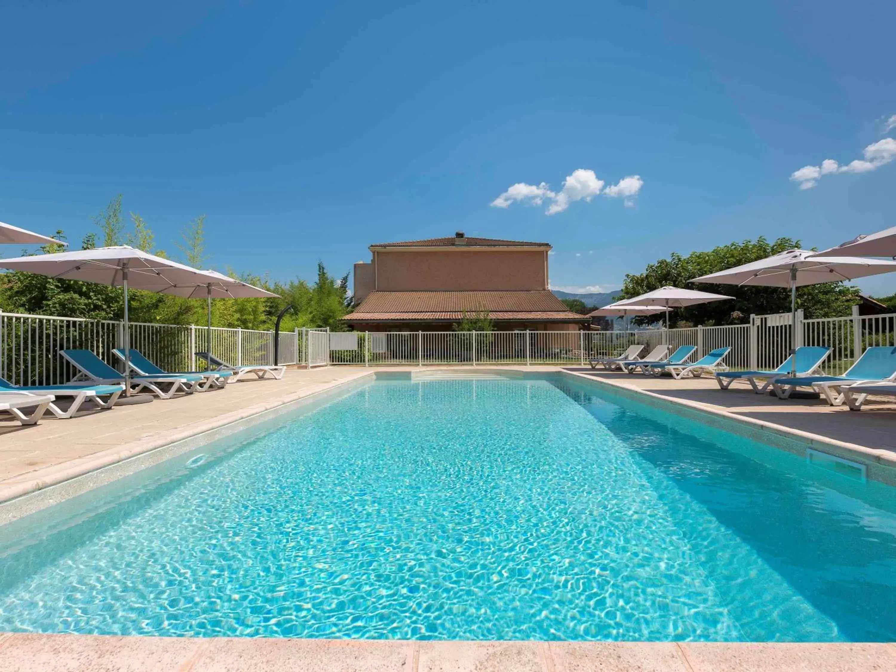 Property building, Swimming Pool in ibis Sisteron